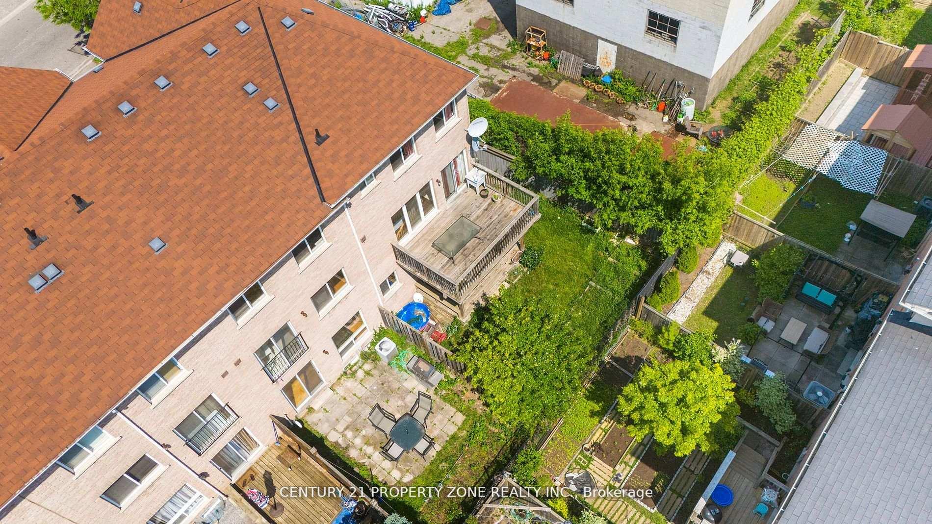 Photo 5 of 28 Seminoff Street, Scarborough, Clairlea-Birchmount — HOMEH