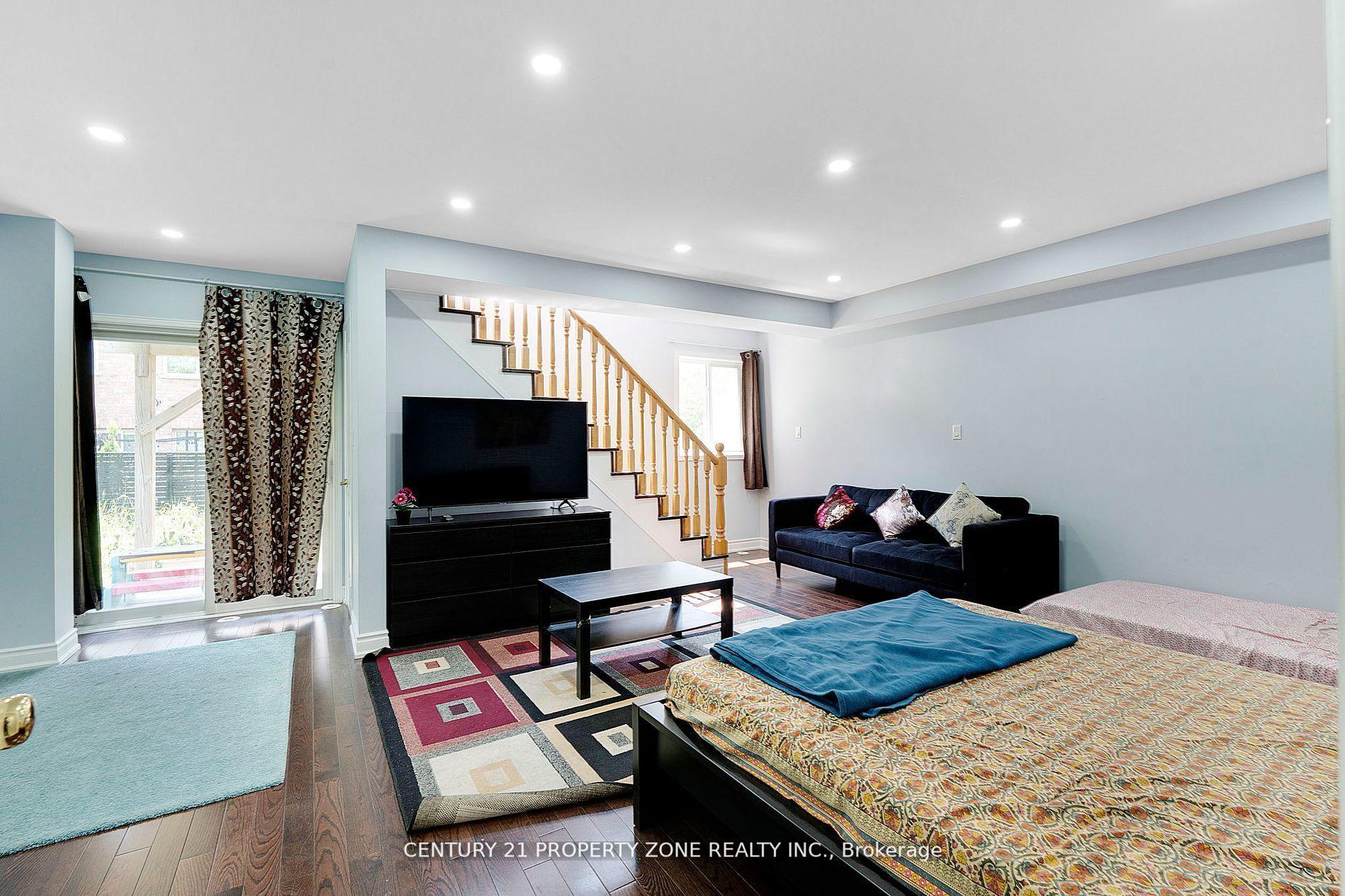 Photo 10 of 28 Seminoff Street, Scarborough, Clairlea-Birchmount — HOMEH