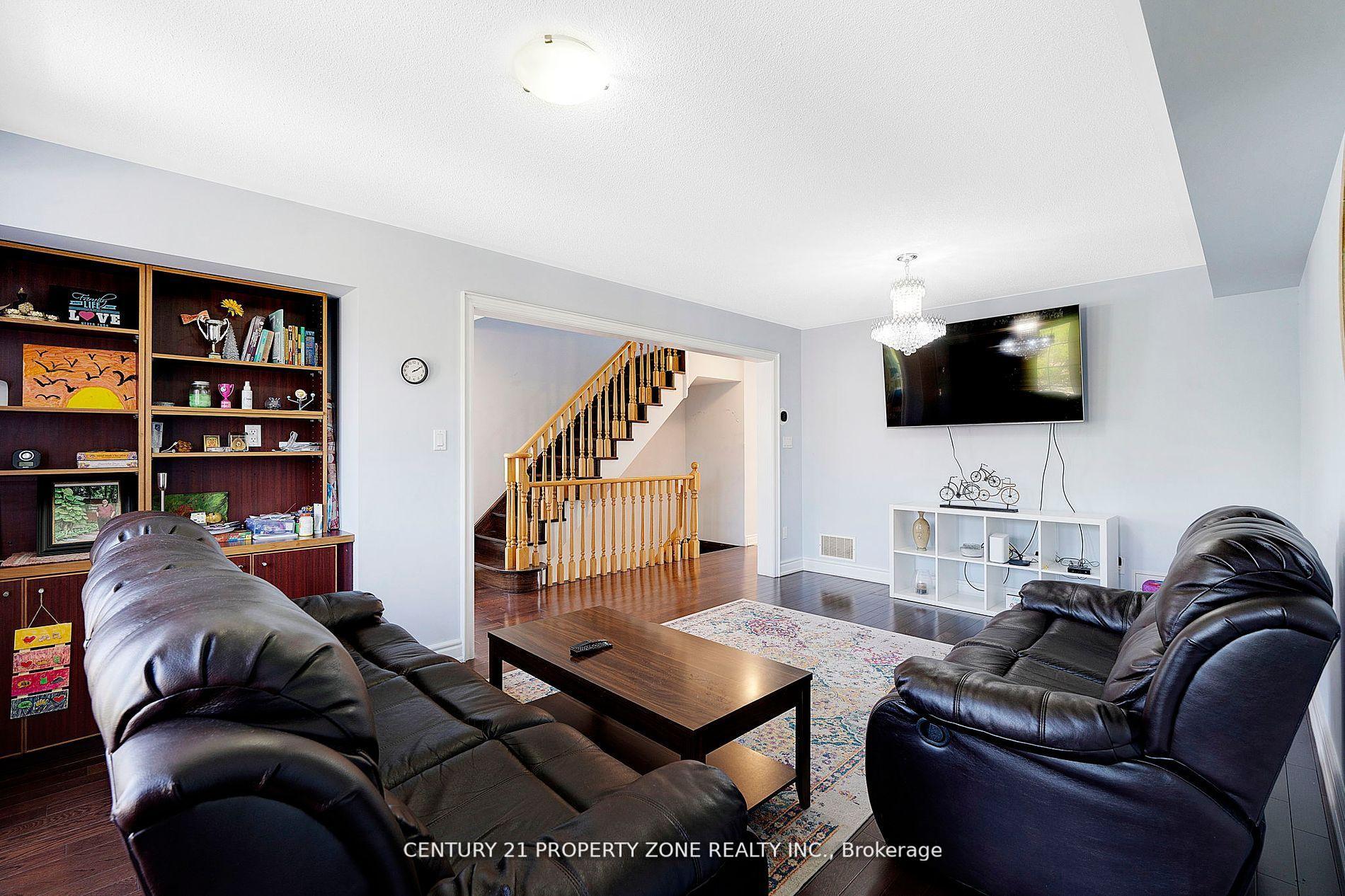 Photo 12 of 28 Seminoff Street, Scarborough, Clairlea-Birchmount — HOMEH