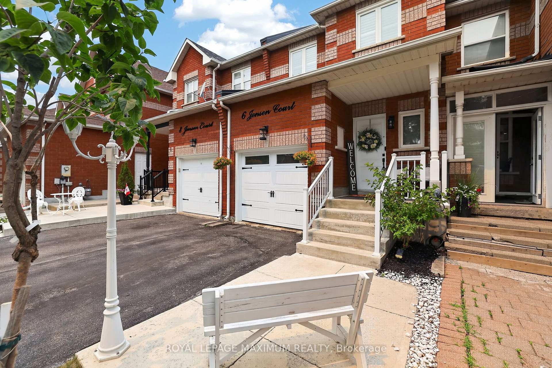 Photo 2 of 6 Jensen Court, Vaughan, Maple — HOMEH