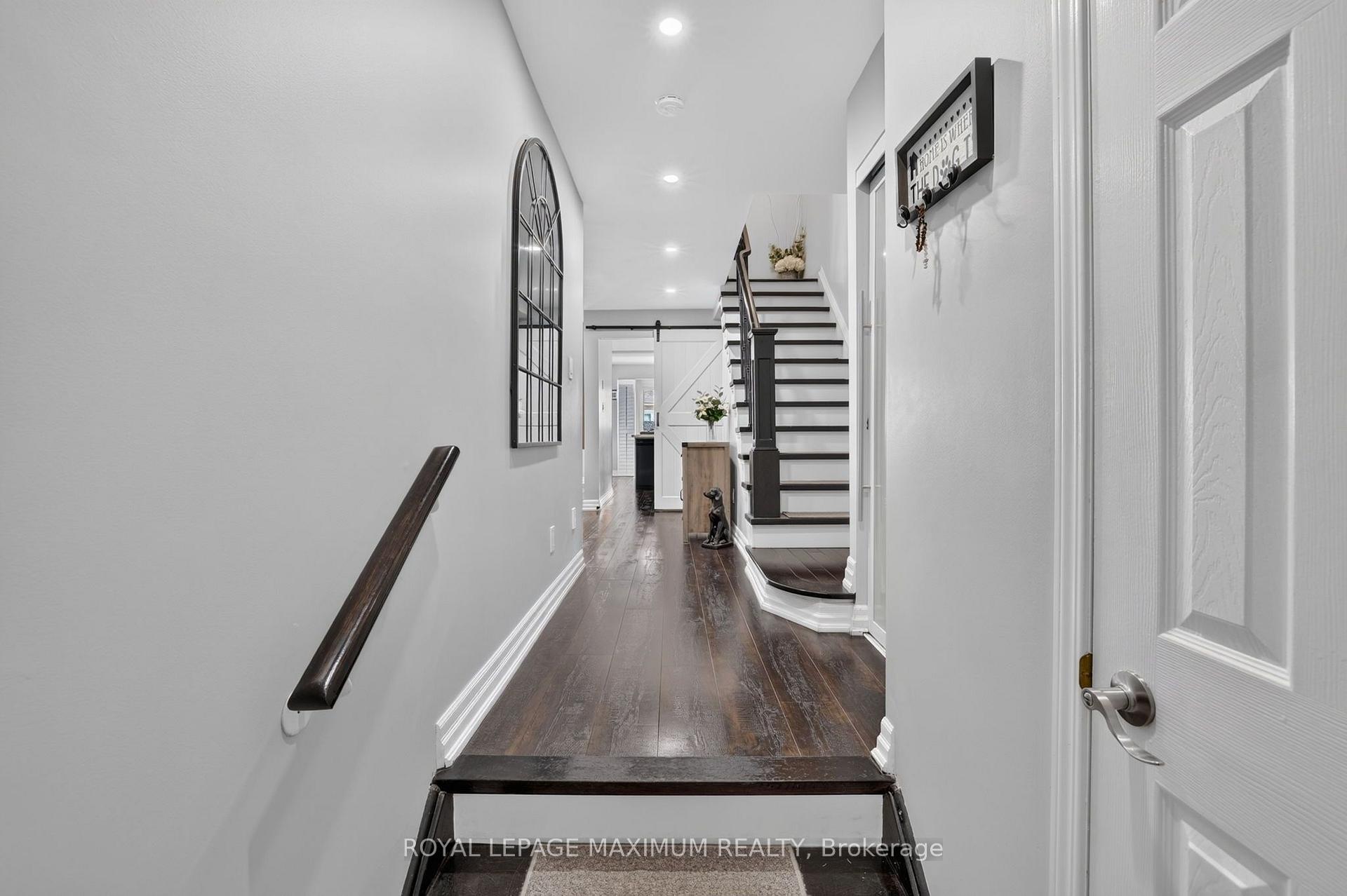 Photo 5 of 6 Jensen Court, Vaughan, Maple — HOMEH