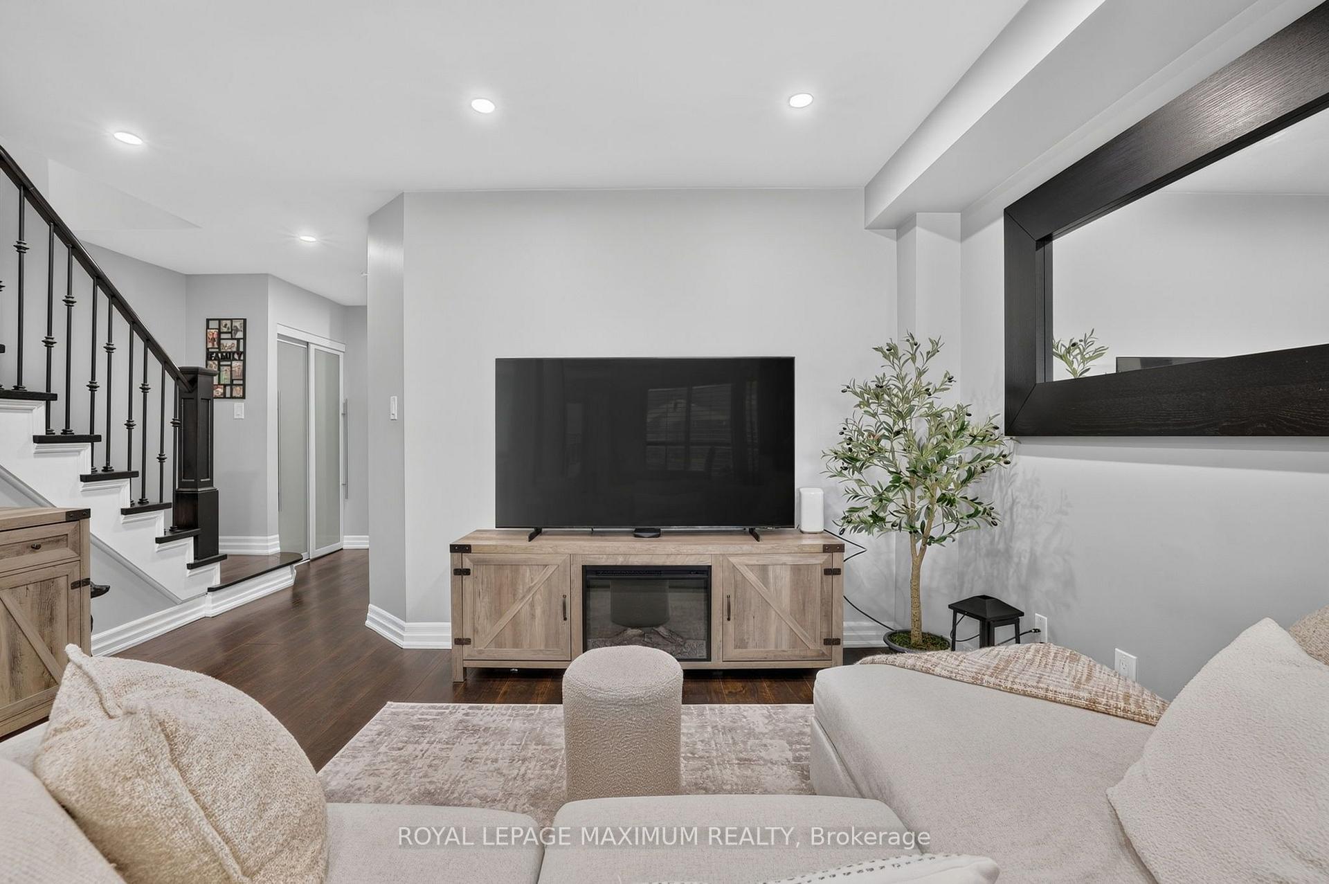 Photo 7 of 6 Jensen Court, Vaughan, Maple — HOMEH