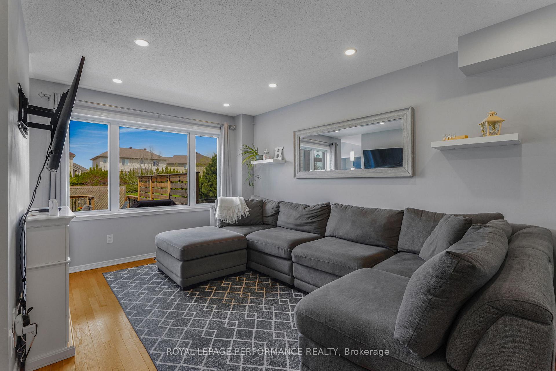 Photo 10 of 172 Colliston Crescent, Ottawa, Ridgemont — HOMEH