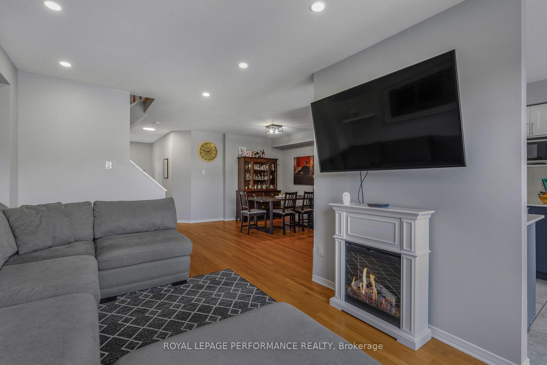 Photo 13 of 172 Colliston Crescent, Ottawa, Ridgemont — HOMEH
