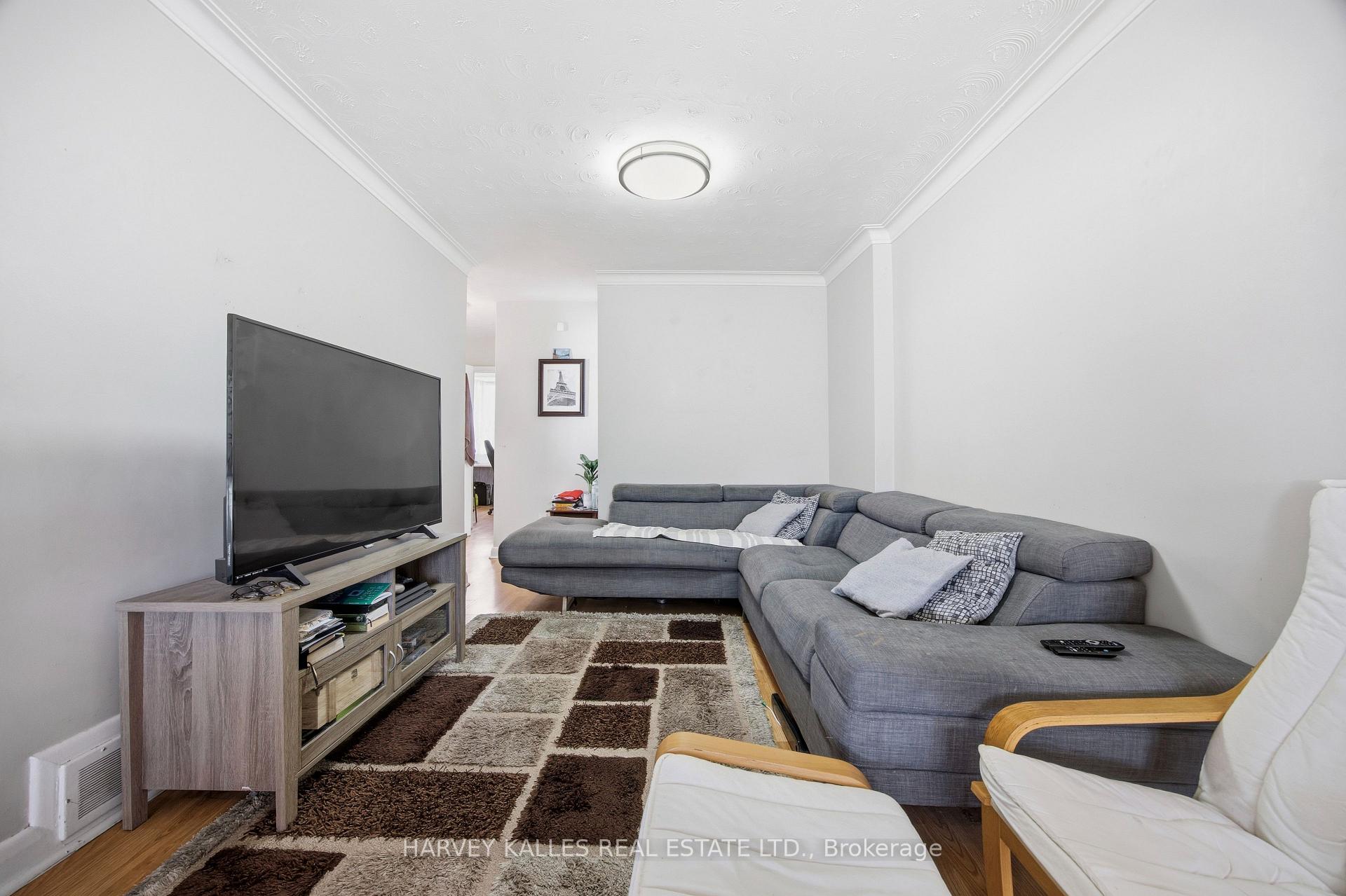 Photo 9 of 29 Giltspur Drive, North York, Glenfield-Jane Heights — HOMEH