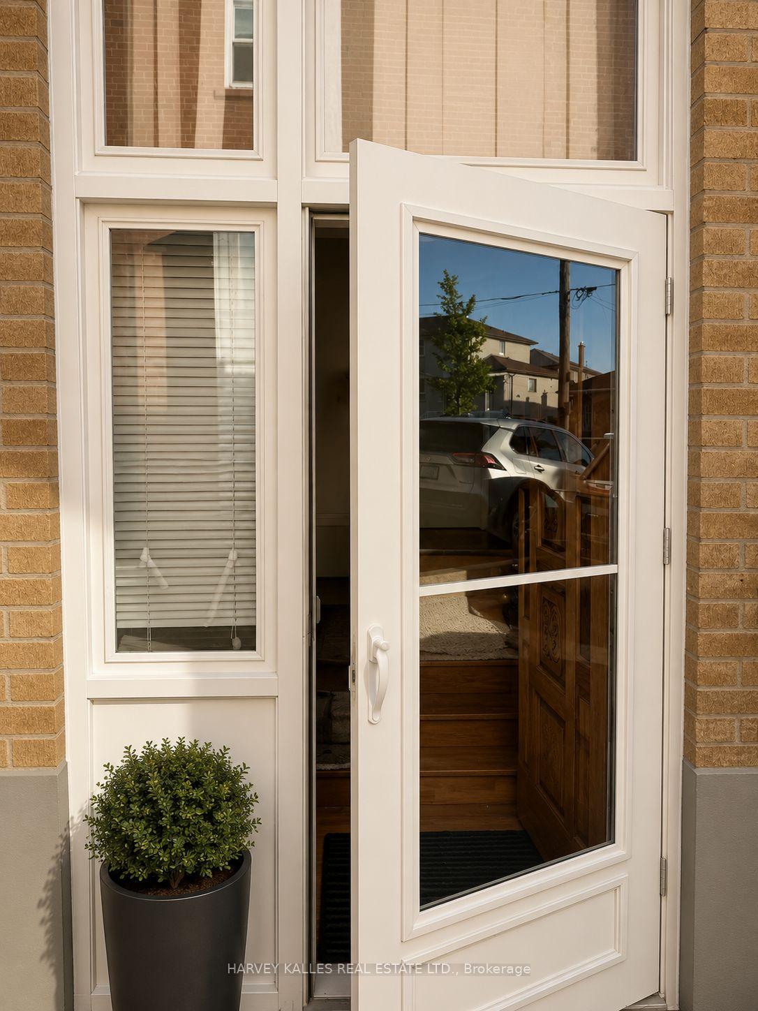 Photo 17 of 29 Giltspur Drive, North York, Glenfield-Jane Heights — HOMEH