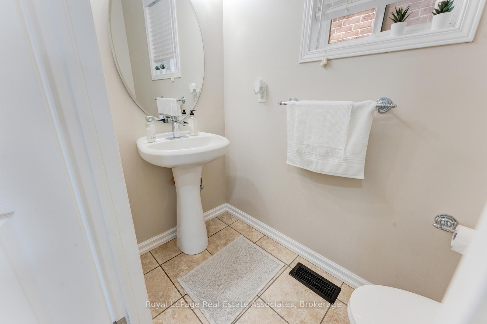 Photo 5 of 1361 Old Zeller Drive, Kitchener, Grand River South — HOMEH