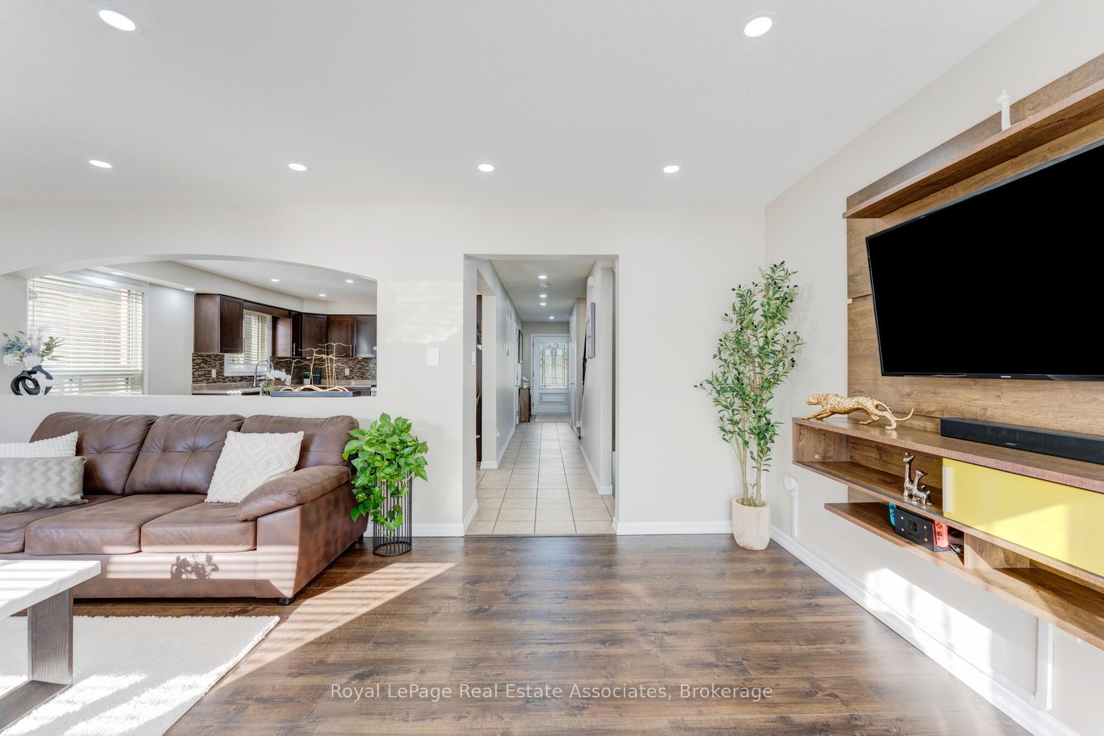 Photo 13 of 1361 Old Zeller Drive, Kitchener, Grand River South — HOMEH