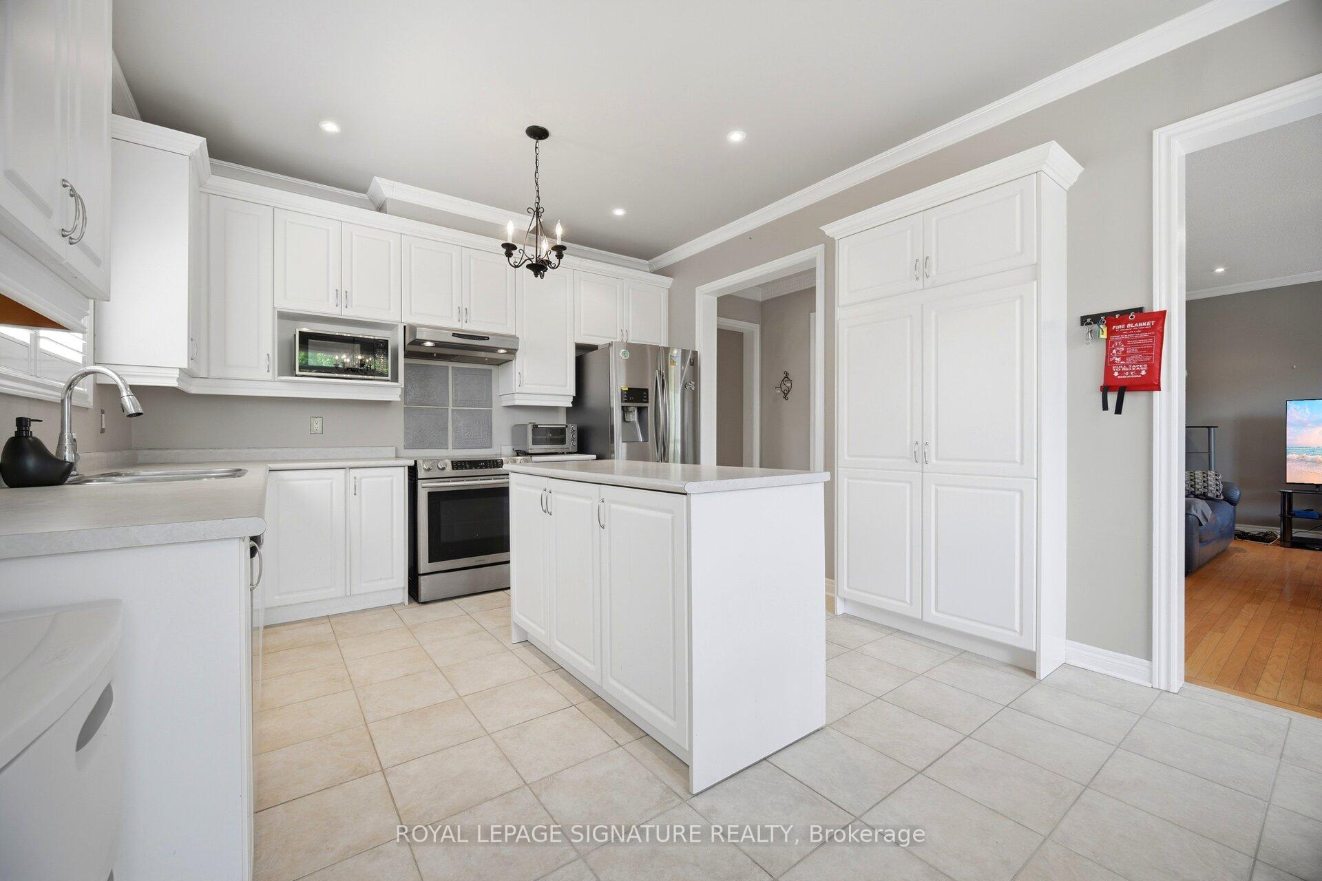 Photo 7 of 1420 Derby County Crescent, Oakville, West Oak Trails — HOMEH