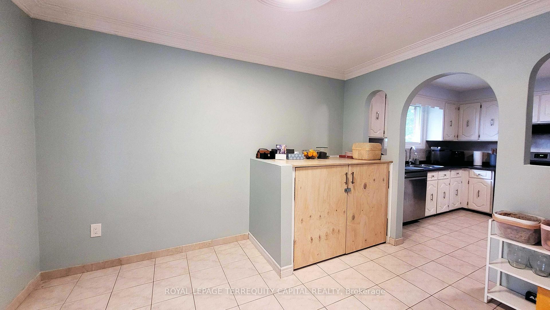 Photo 3 of 16 Mayfair Court, St. Catharines, Carlton/Bunting — HOMEH