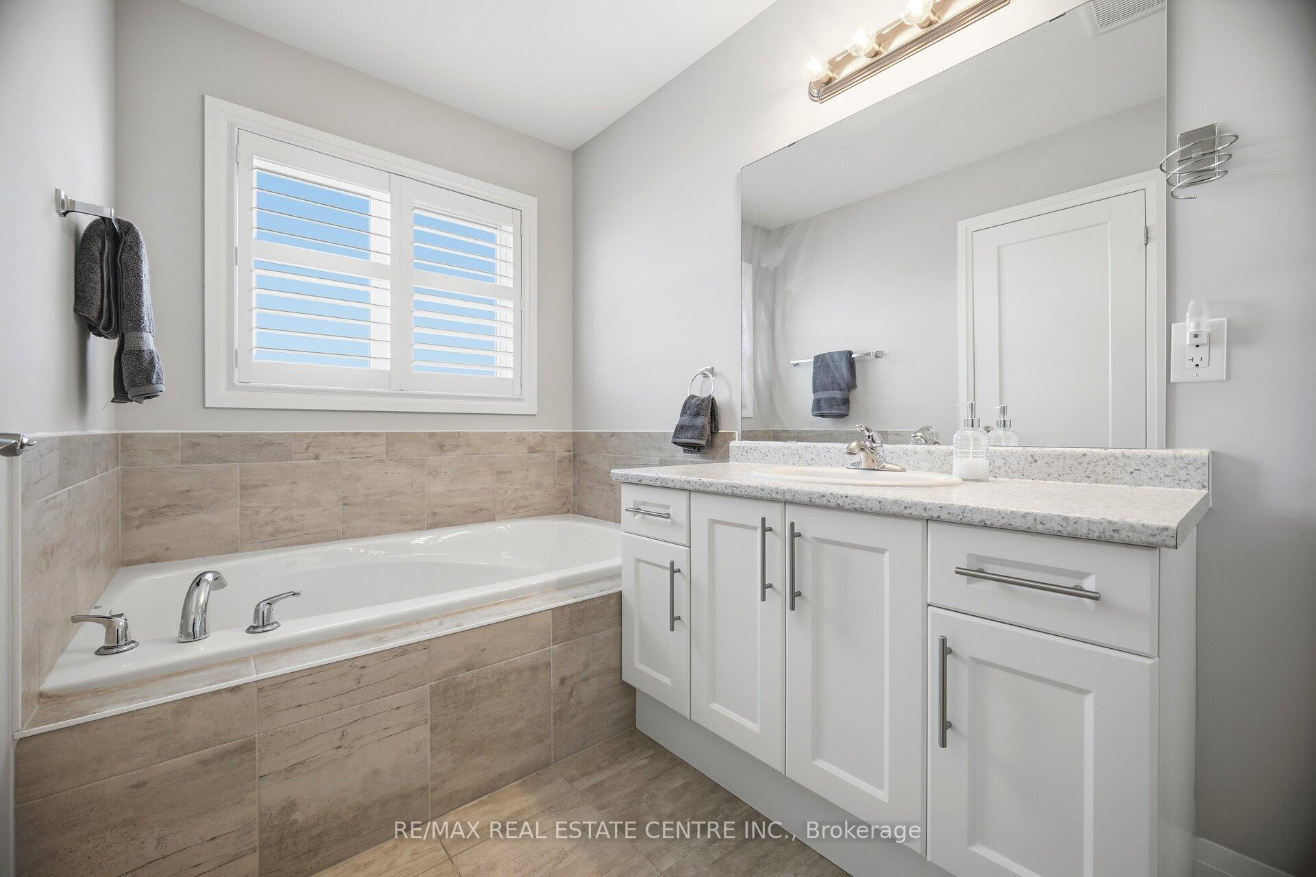 Photo 32 of 4 Laguna Village Crescent, Hamilton, Rural Glanbrook — HOMEH