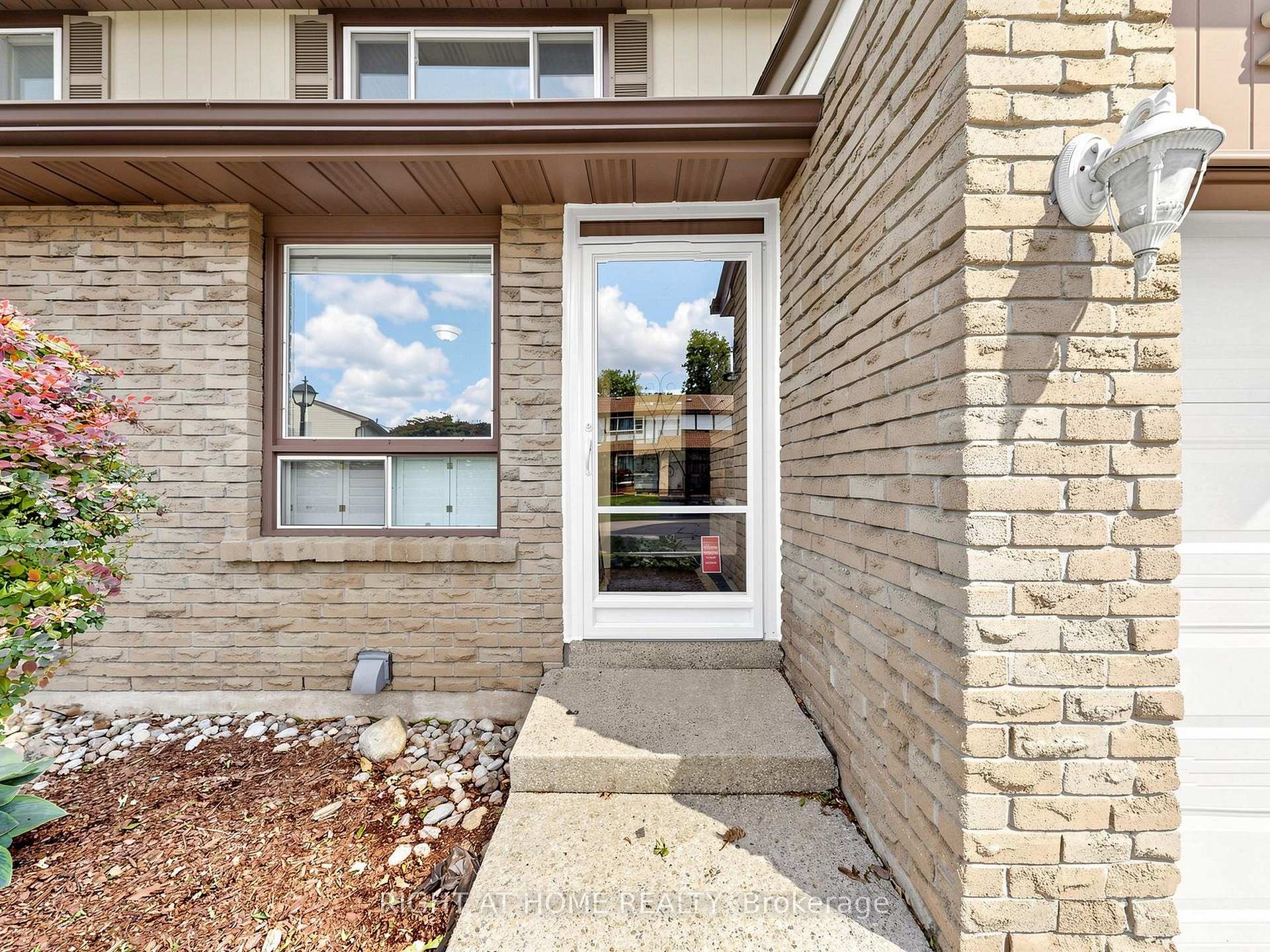 Photo 4 of Unit 2, 1580 Lancaster Drive, Oakville, Falgarwood — HOMEH
