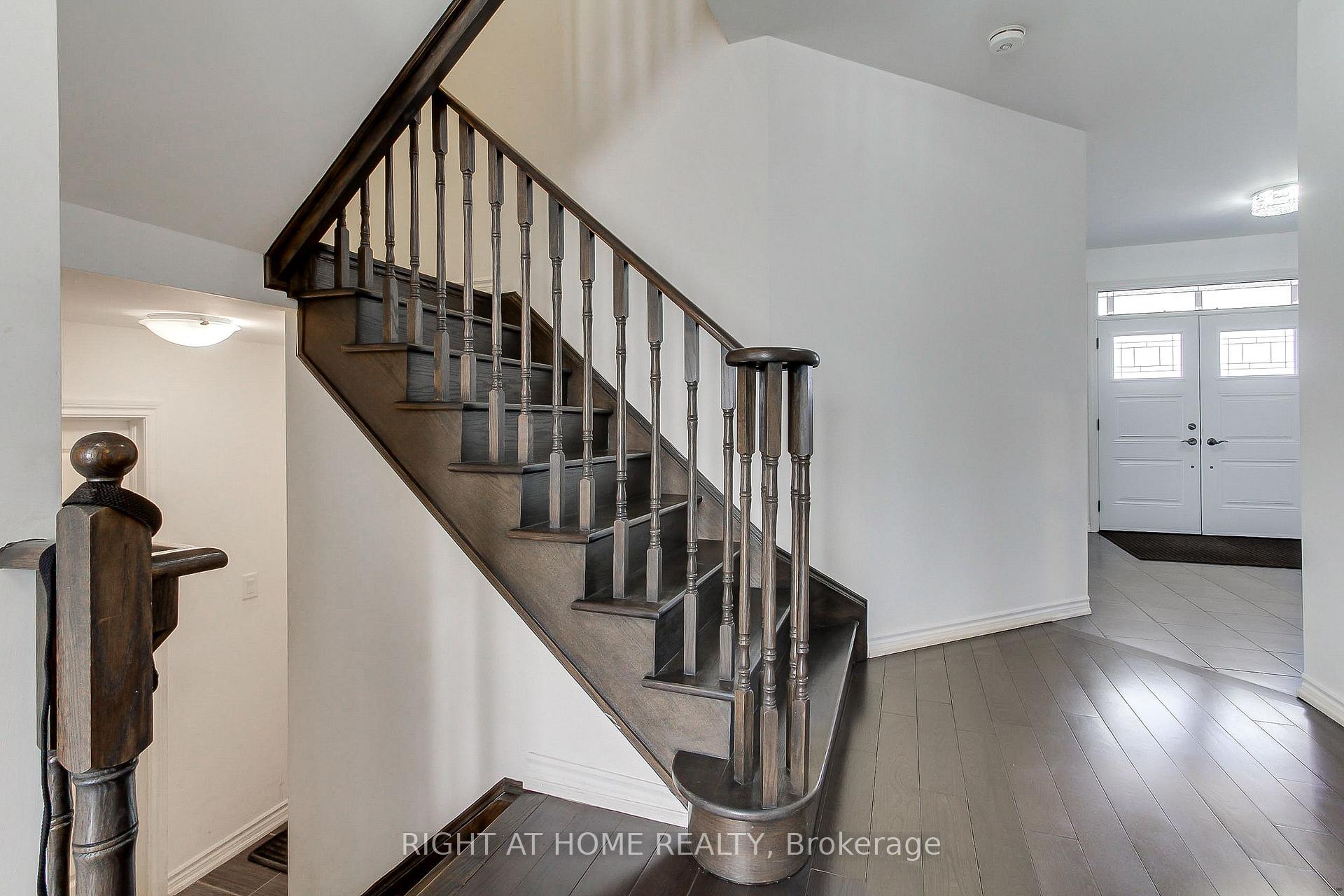 Photo 8 of 121 Hutchinson Drive, New Tecumseth, Alliston — HOMEH