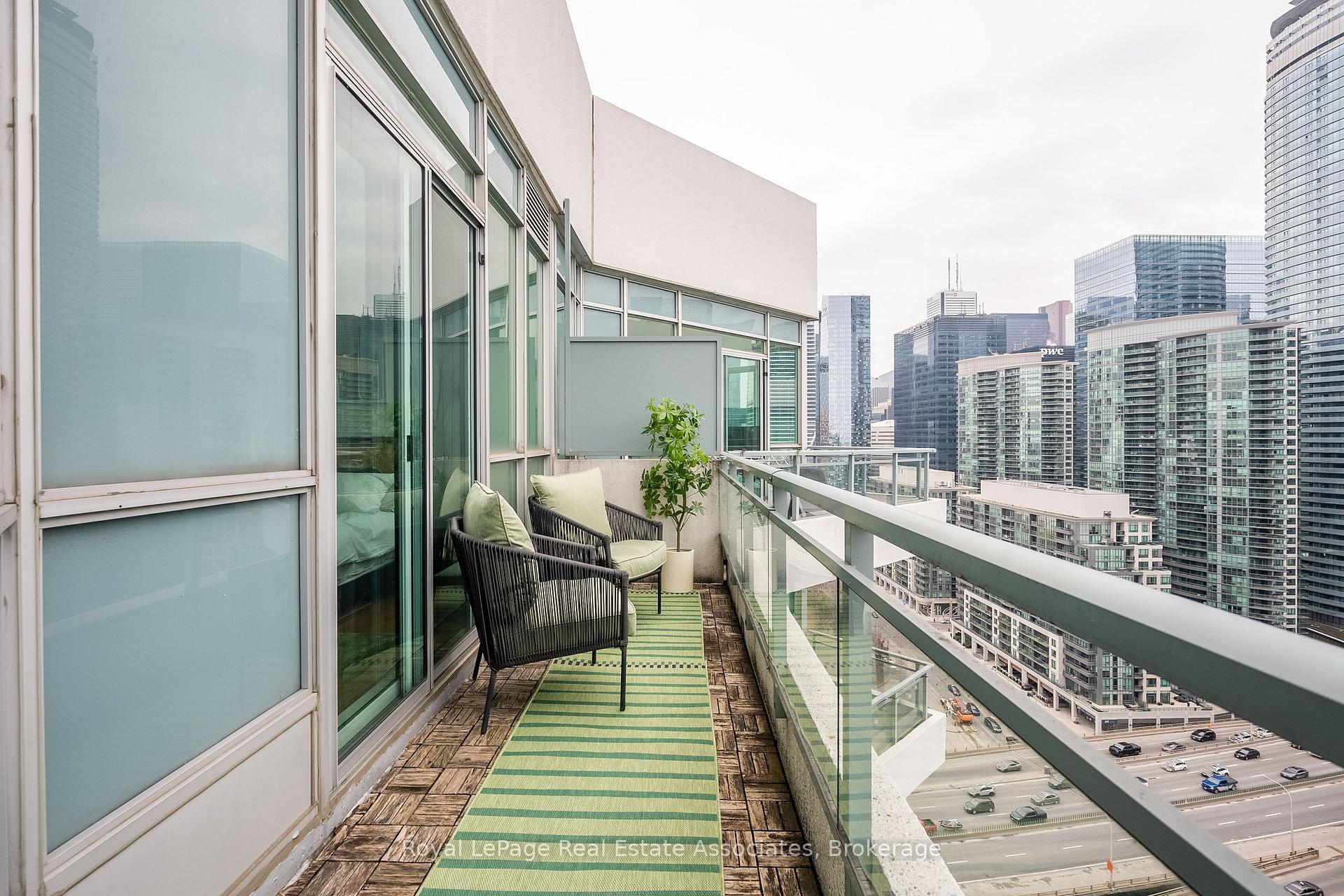 Photo 3 of Unit 2811, 230 Queens Quay, Toronto, Waterfront Communities — HOMEH