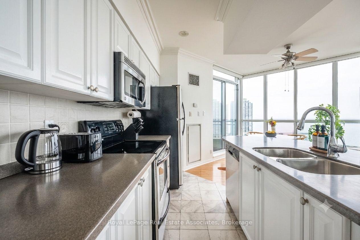 Photo 4 of Unit 2811, 230 Queens Quay, Toronto, Waterfront Communities — HOMEH