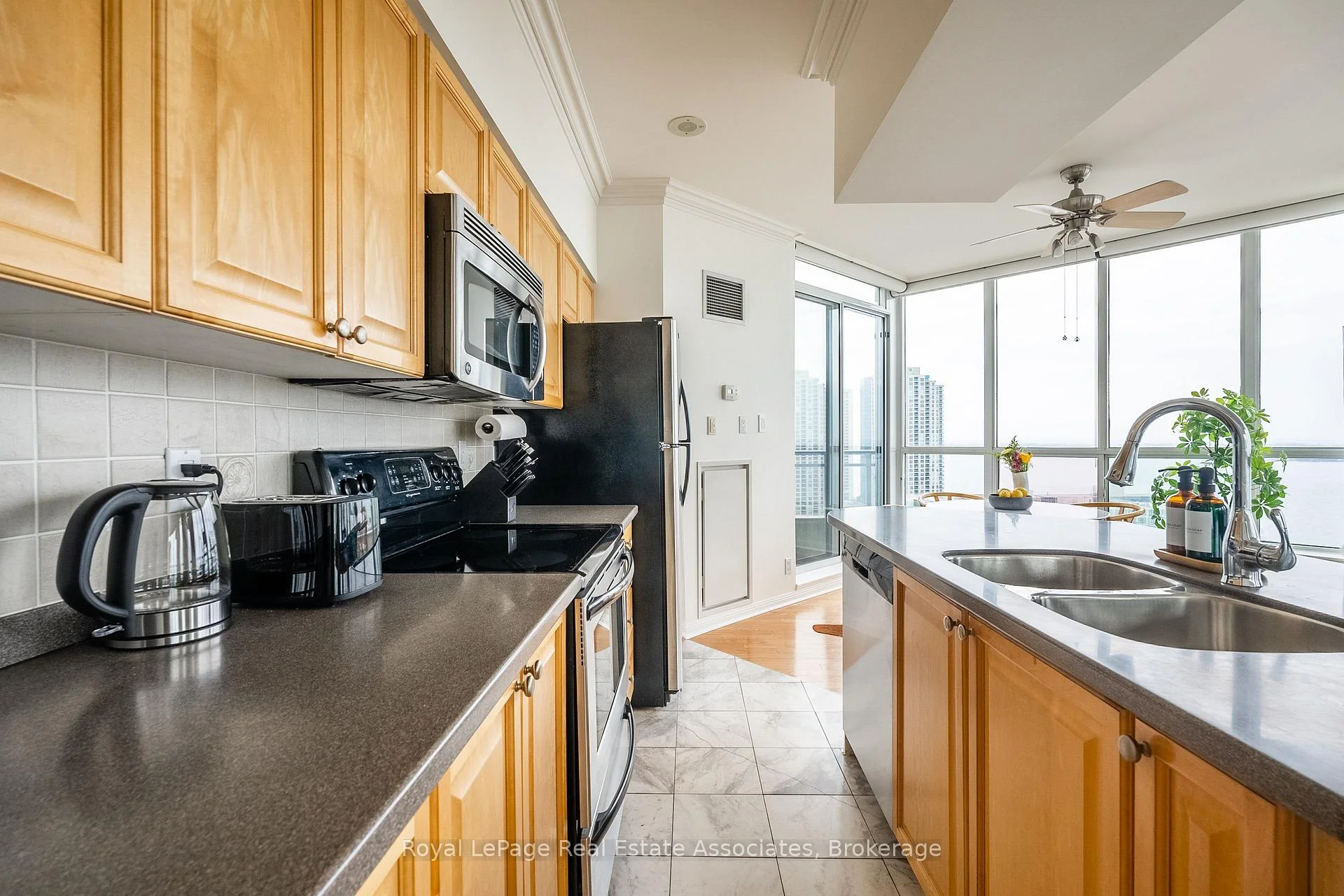 Photo 8 of Unit 2811, 230 Queens Quay, Toronto, Waterfront Communities — HOMEH