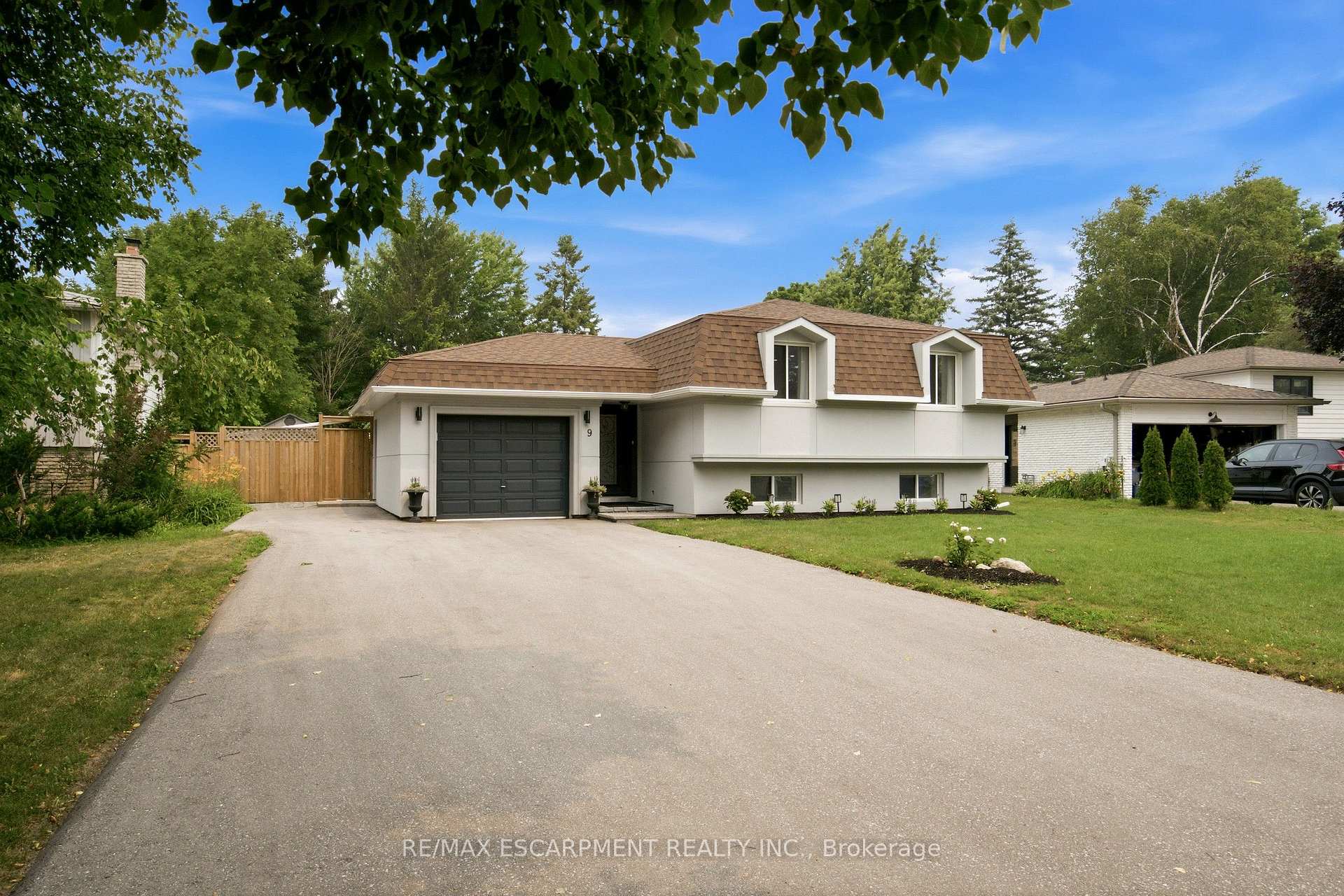 Photo 2 of 9 Fairview Place, Orangeville — HOMEH