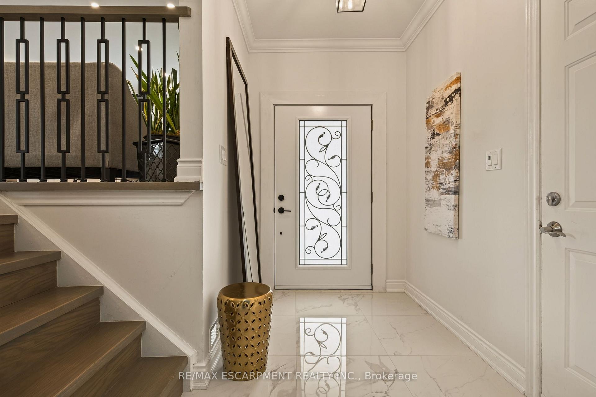 Photo 3 of 9 Fairview Place, Orangeville — HOMEH