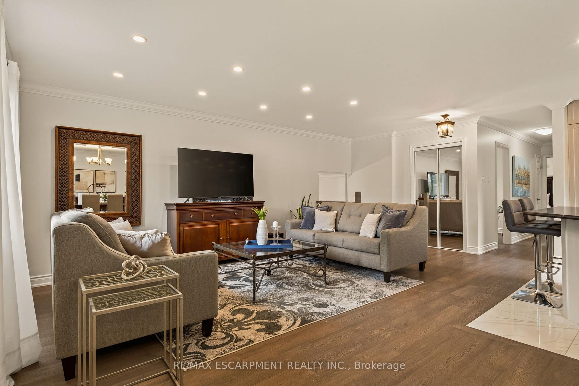 Photo 4 of 9 Fairview Place, Orangeville — HOMEH