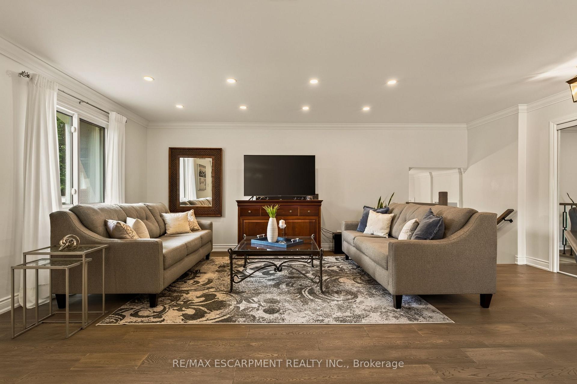 Photo 5 of 9 Fairview Place, Orangeville — HOMEH