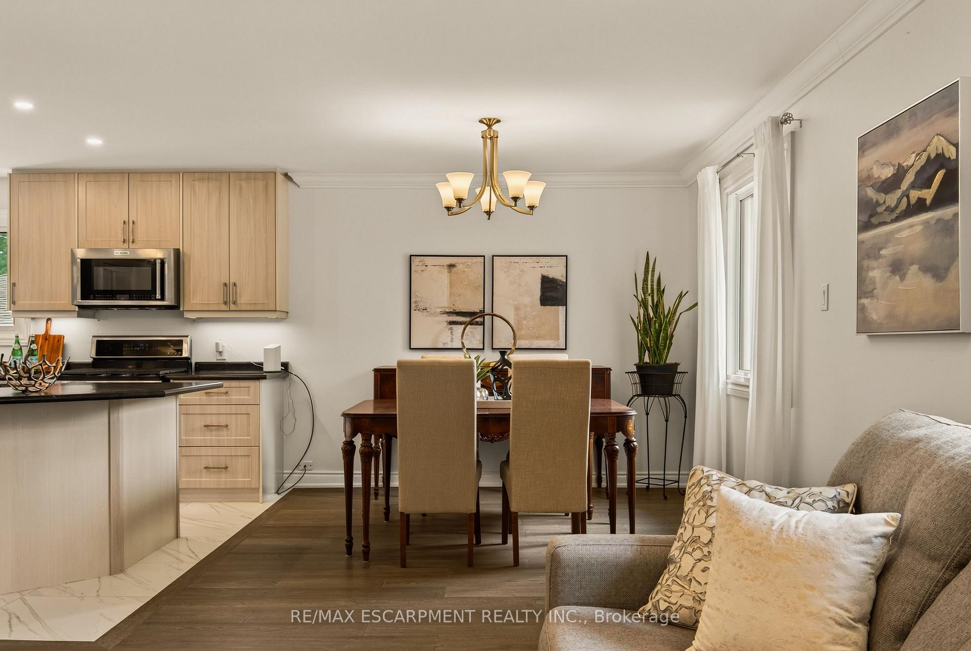 Photo 6 of 9 Fairview Place, Orangeville — HOMEH