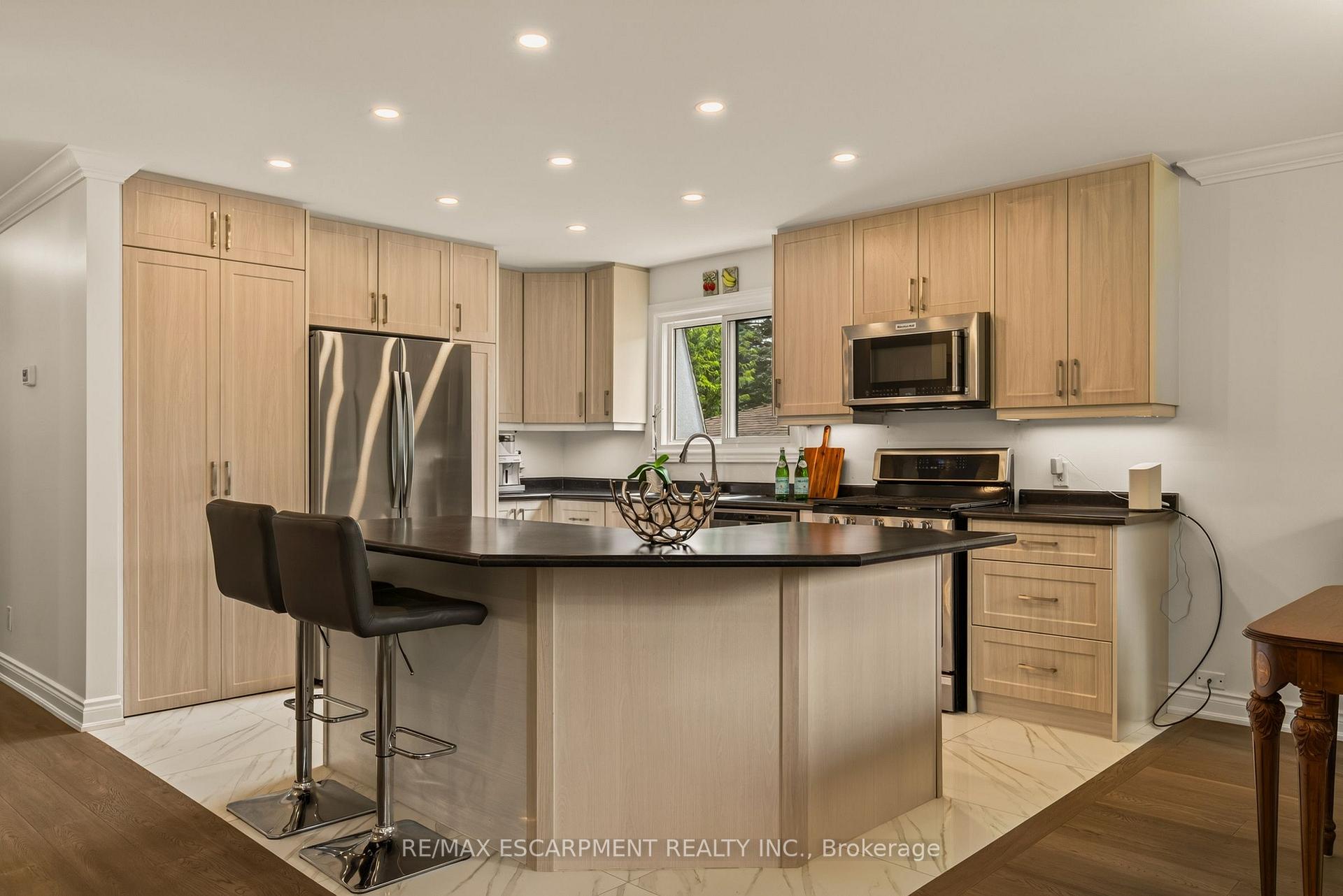 Photo 9 of 9 Fairview Place, Orangeville — HOMEH