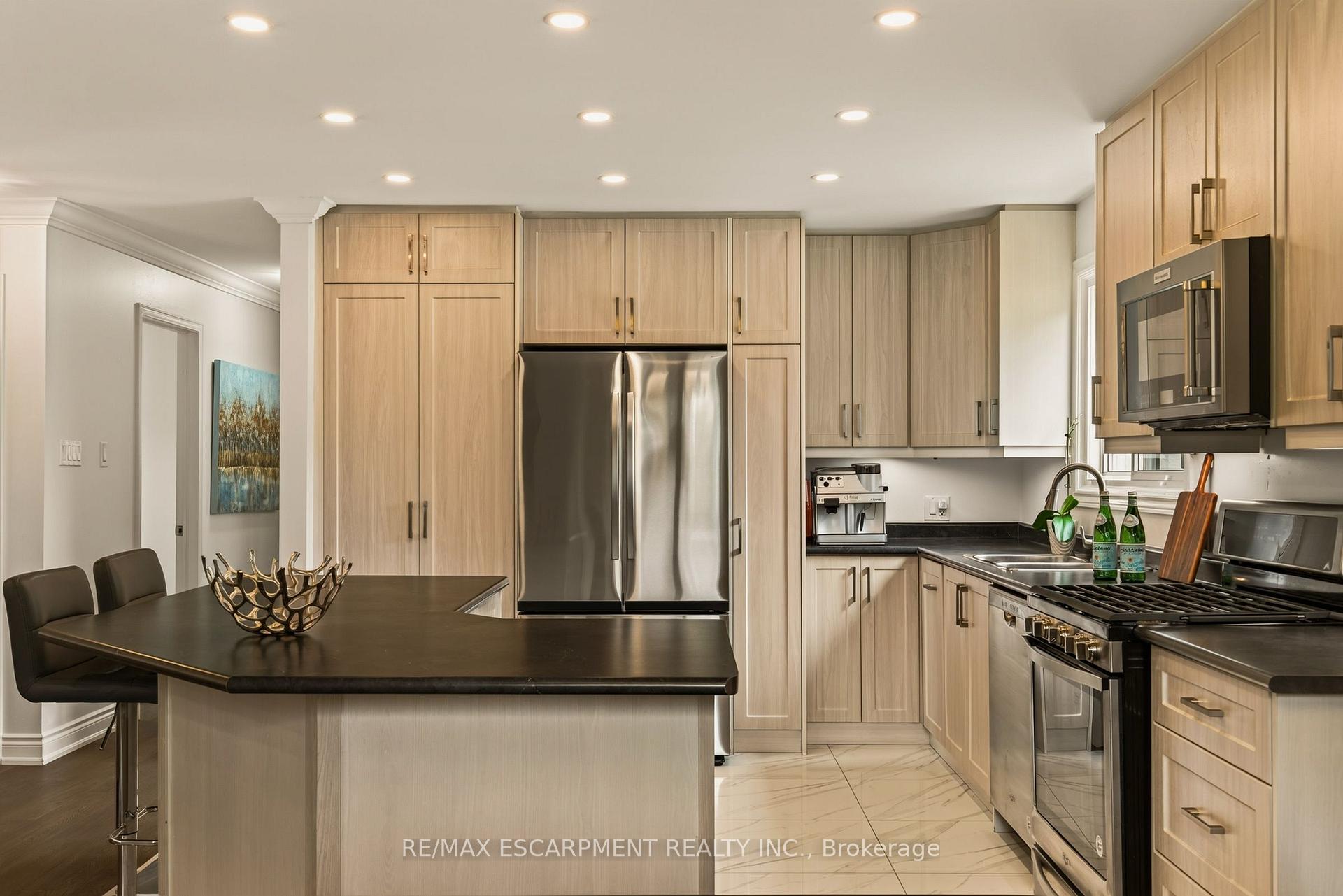 Photo 10 of 9 Fairview Place, Orangeville — HOMEH