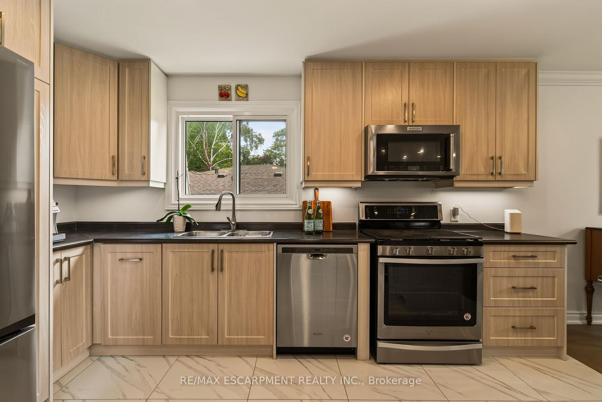 Photo 12 of 9 Fairview Place, Orangeville — HOMEH