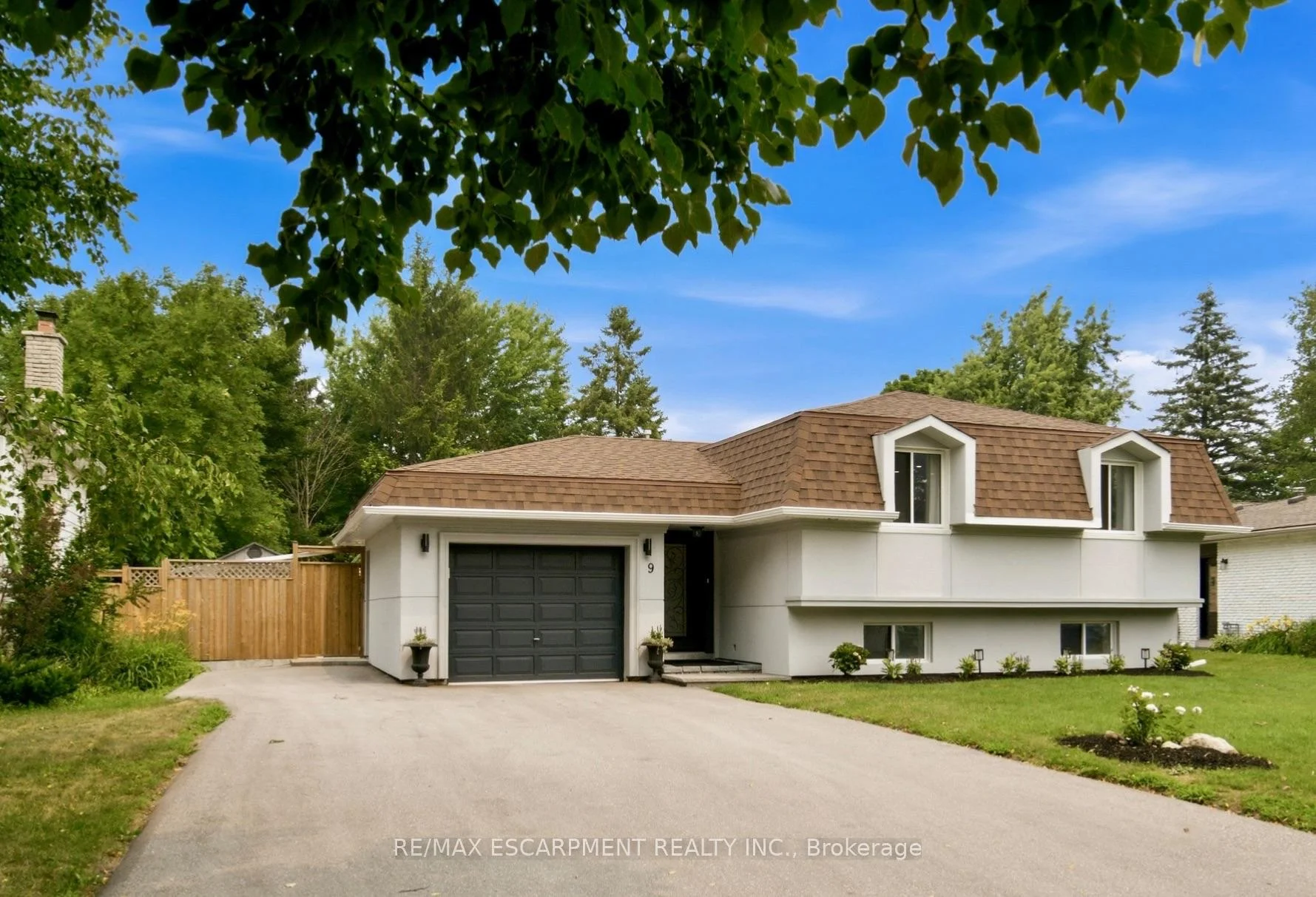 Photo 1 of 9 Fairview Place, Orangeville — HOMEH
