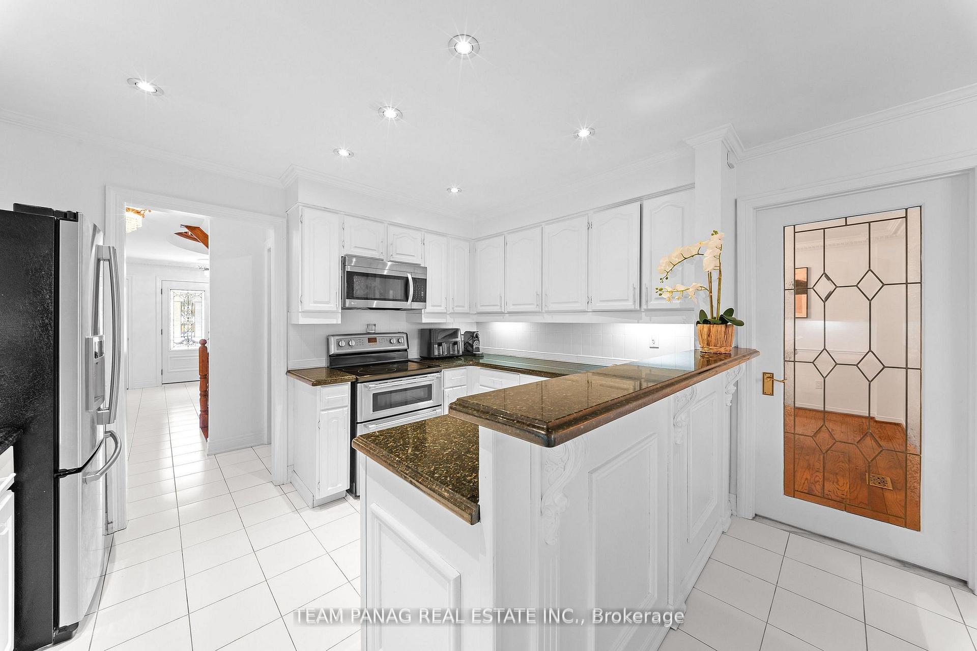 Photo 16 of 8 Enchanted Court, Brampton, Snelgrove — HOMEH