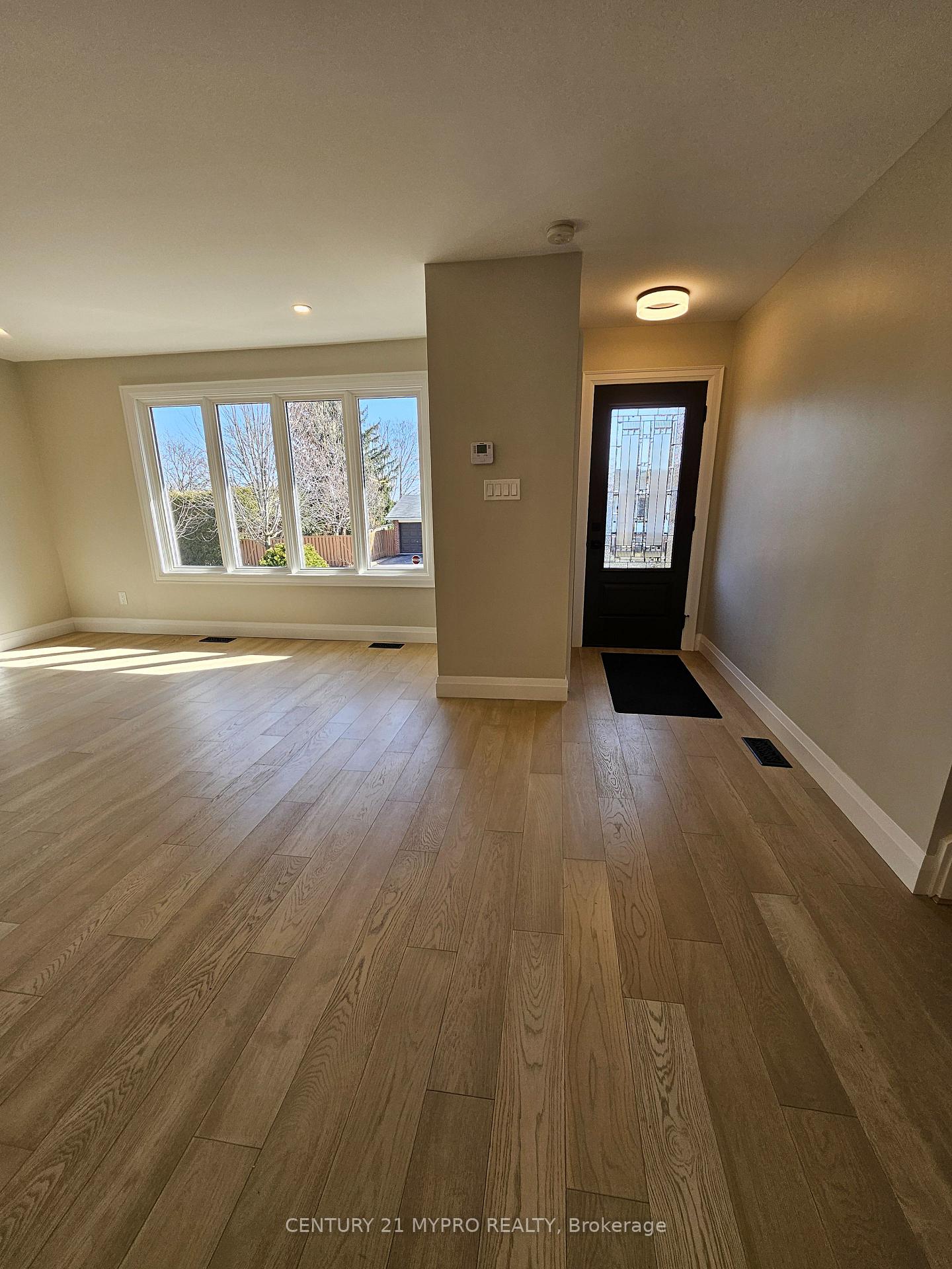 Photo 2 of 2135 Cobblestone Drive, Burlington, Brant Hills — HOMEH