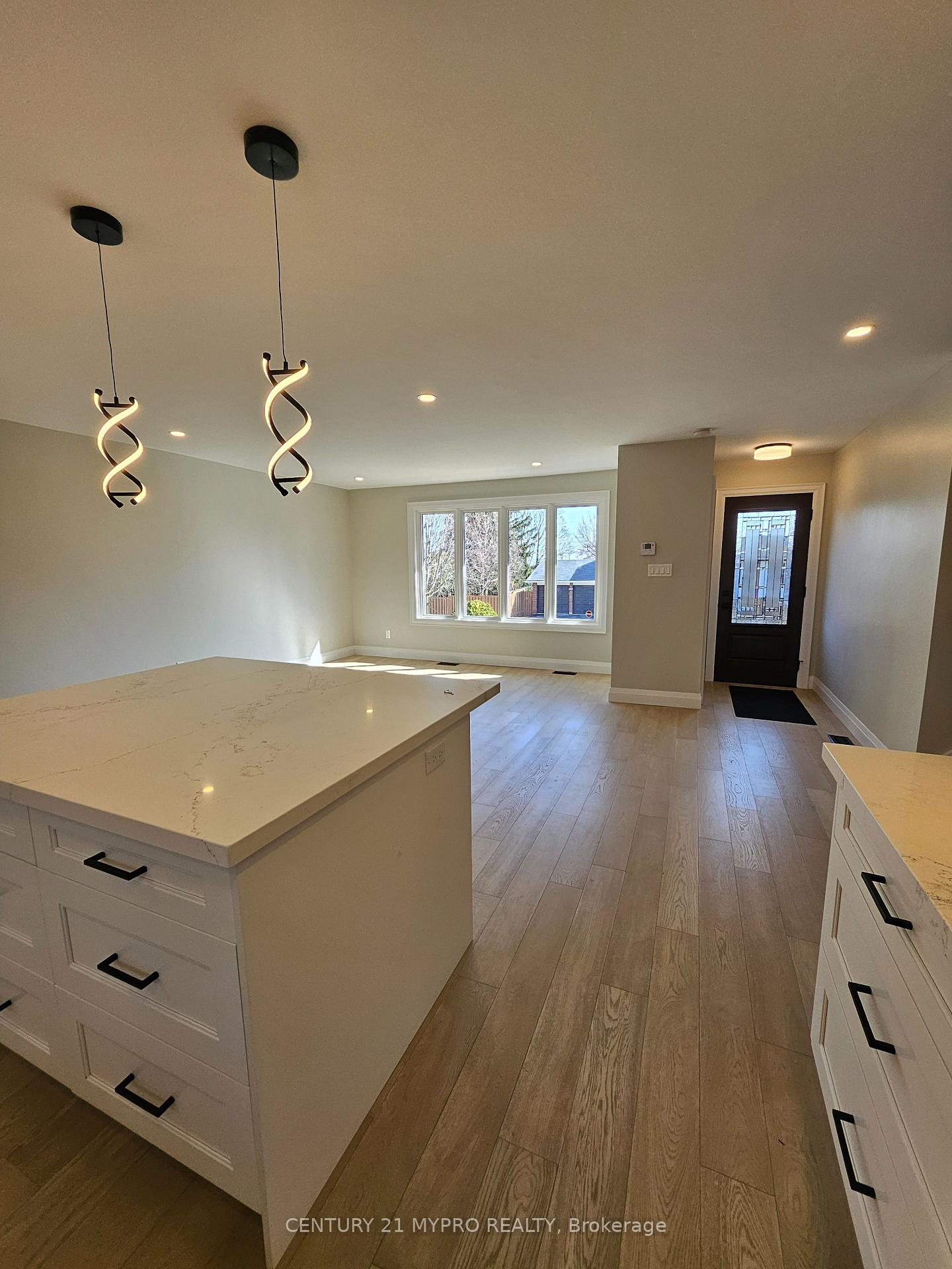 Photo 8 of 2135 Cobblestone Drive, Burlington, Brant Hills — HOMEH
