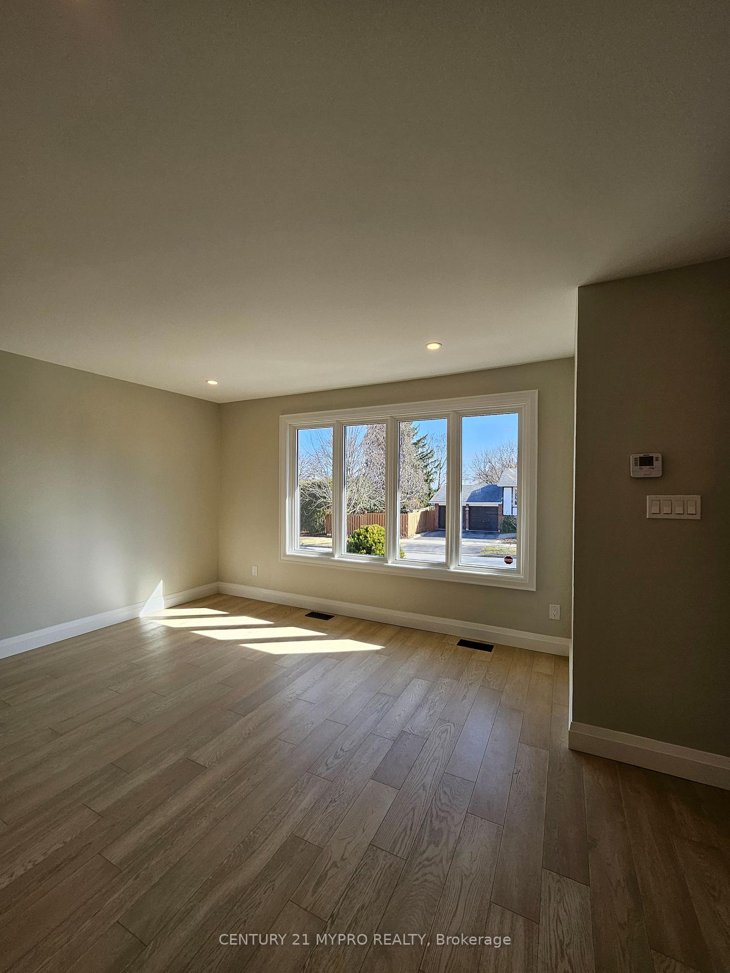 Photo 9 of 2135 Cobblestone Drive, Burlington, Brant Hills — HOMEH