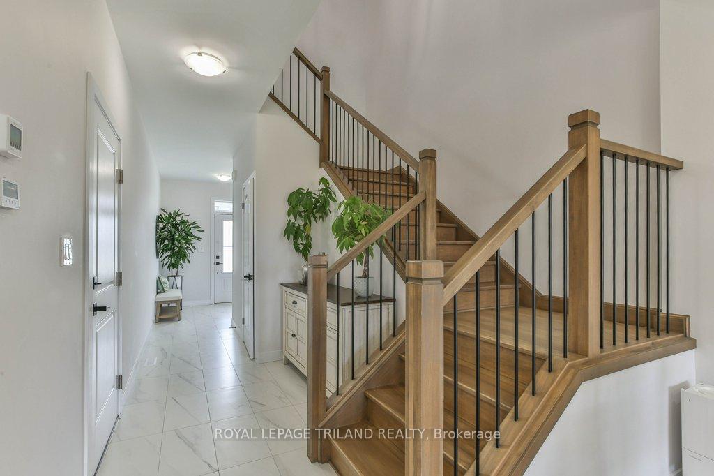Photo 7 of 6682 Hayward Drive, London, South V — HOMEH