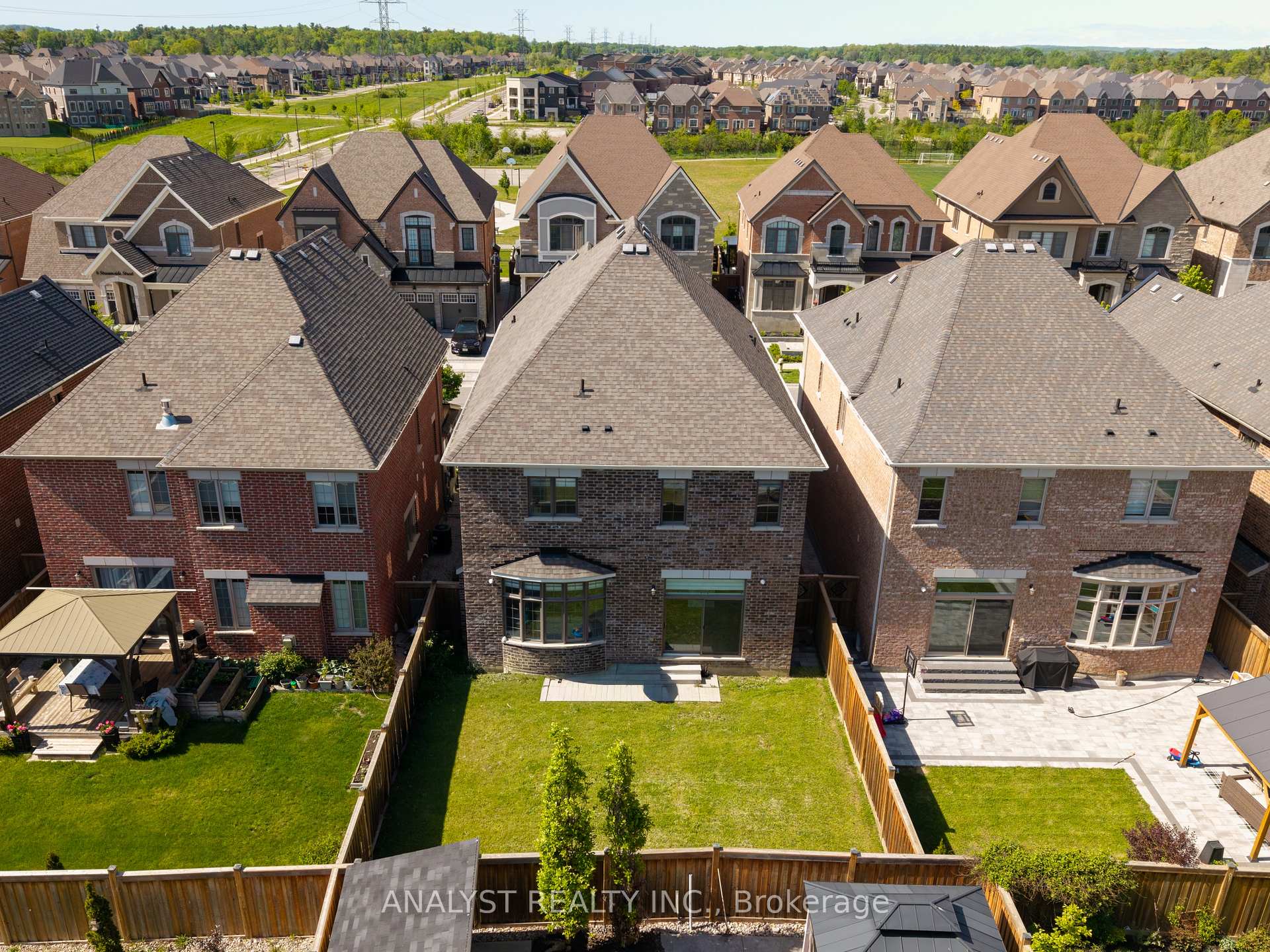 Photo 2 of 15 Streamside Street, Vaughan, Kleinburg — HOMEH