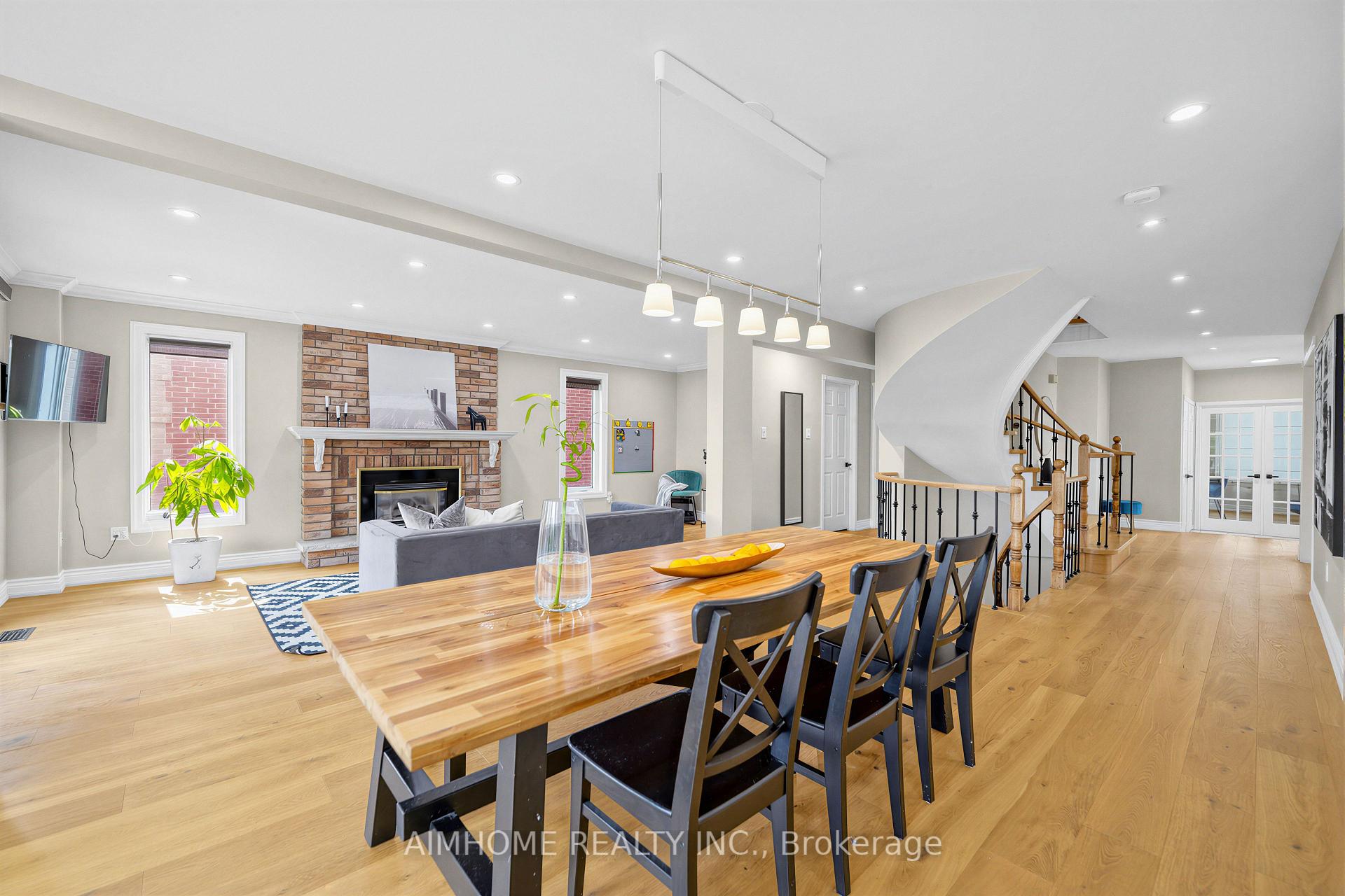 Photo 4 of 68 Aitken Circle, Markham, Unionville — HOMEH