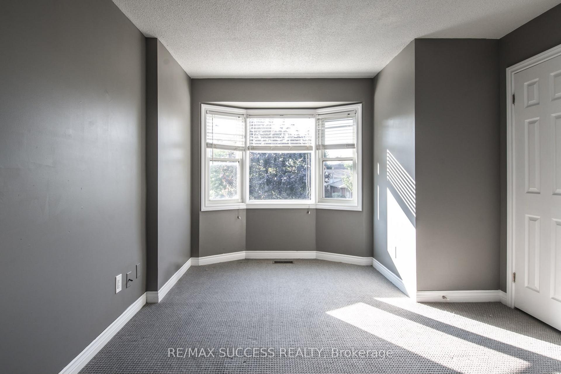 Photo 2 of 26 Tomahawk Dr, Main, Grimsby, Grimsby East — HOMEH
