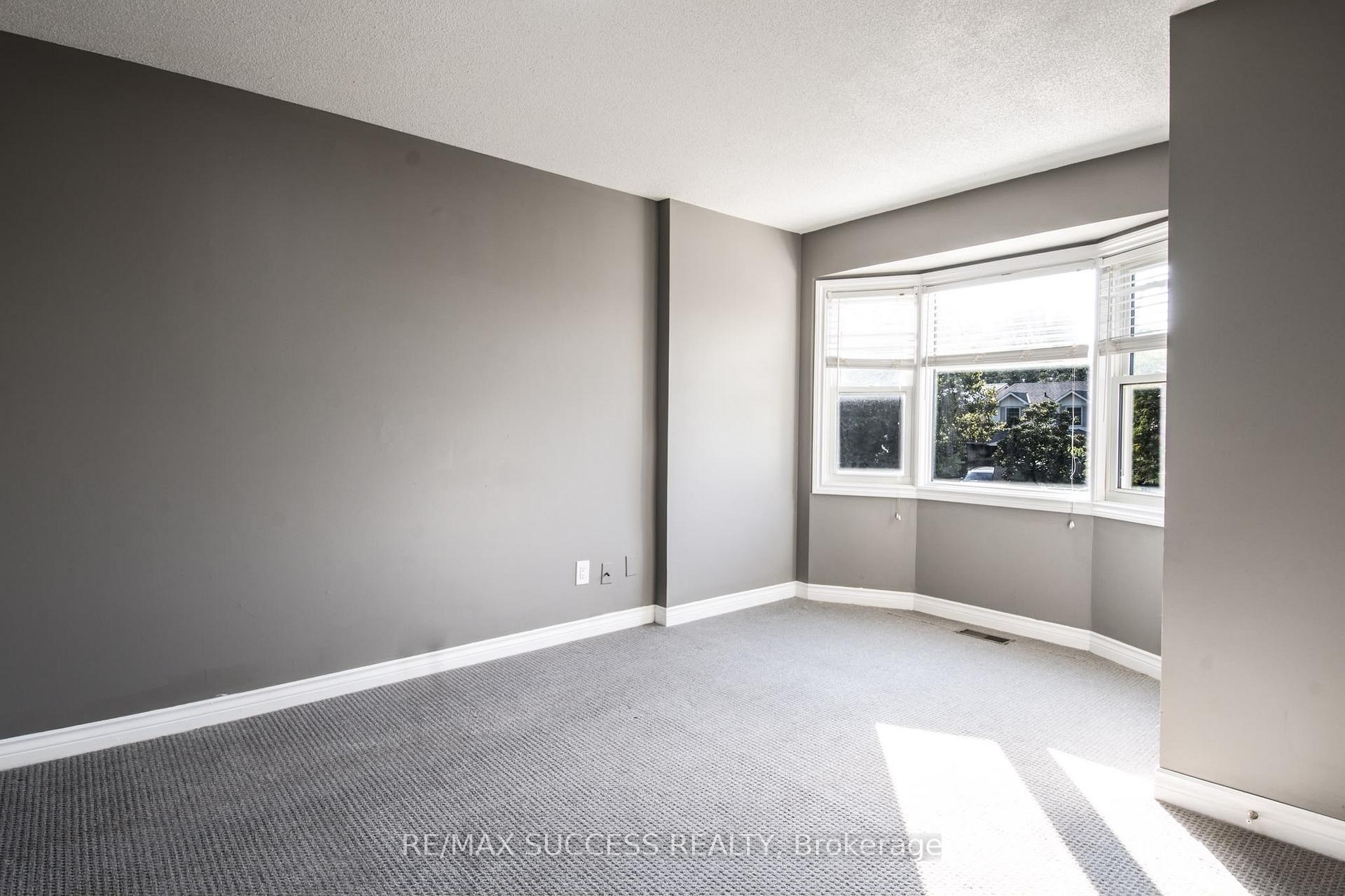 Photo 4 of 26 Tomahawk Dr, Main, Grimsby, Grimsby East — HOMEH