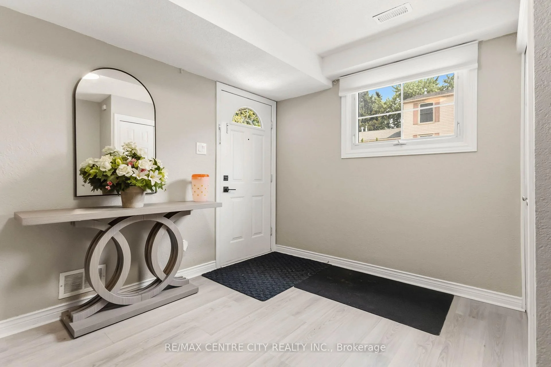 Photo 3 of 423 Everglade Crescent, London, North P — HOMEH