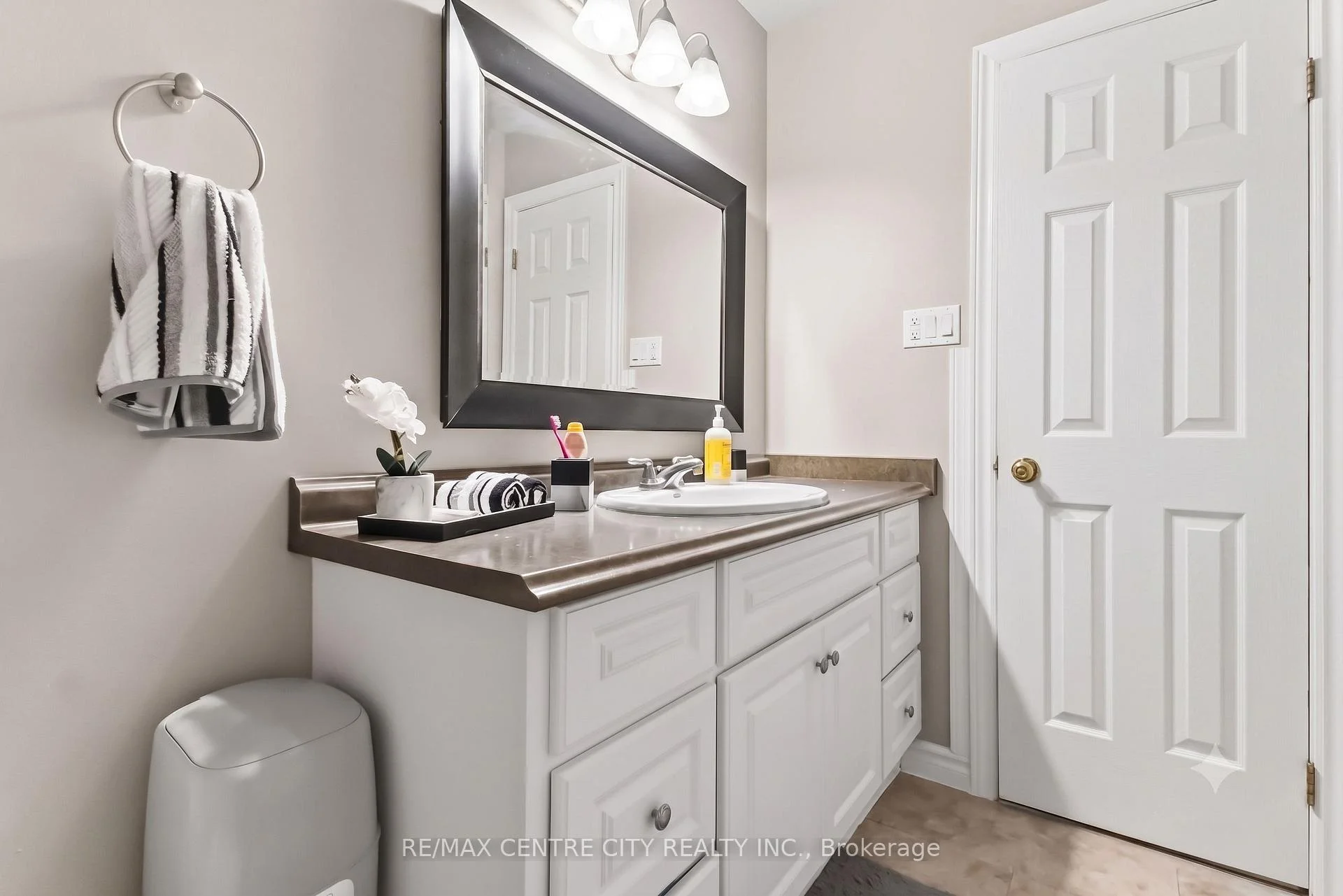 Photo 7 of 423 Everglade Crescent, London, North P — HOMEH