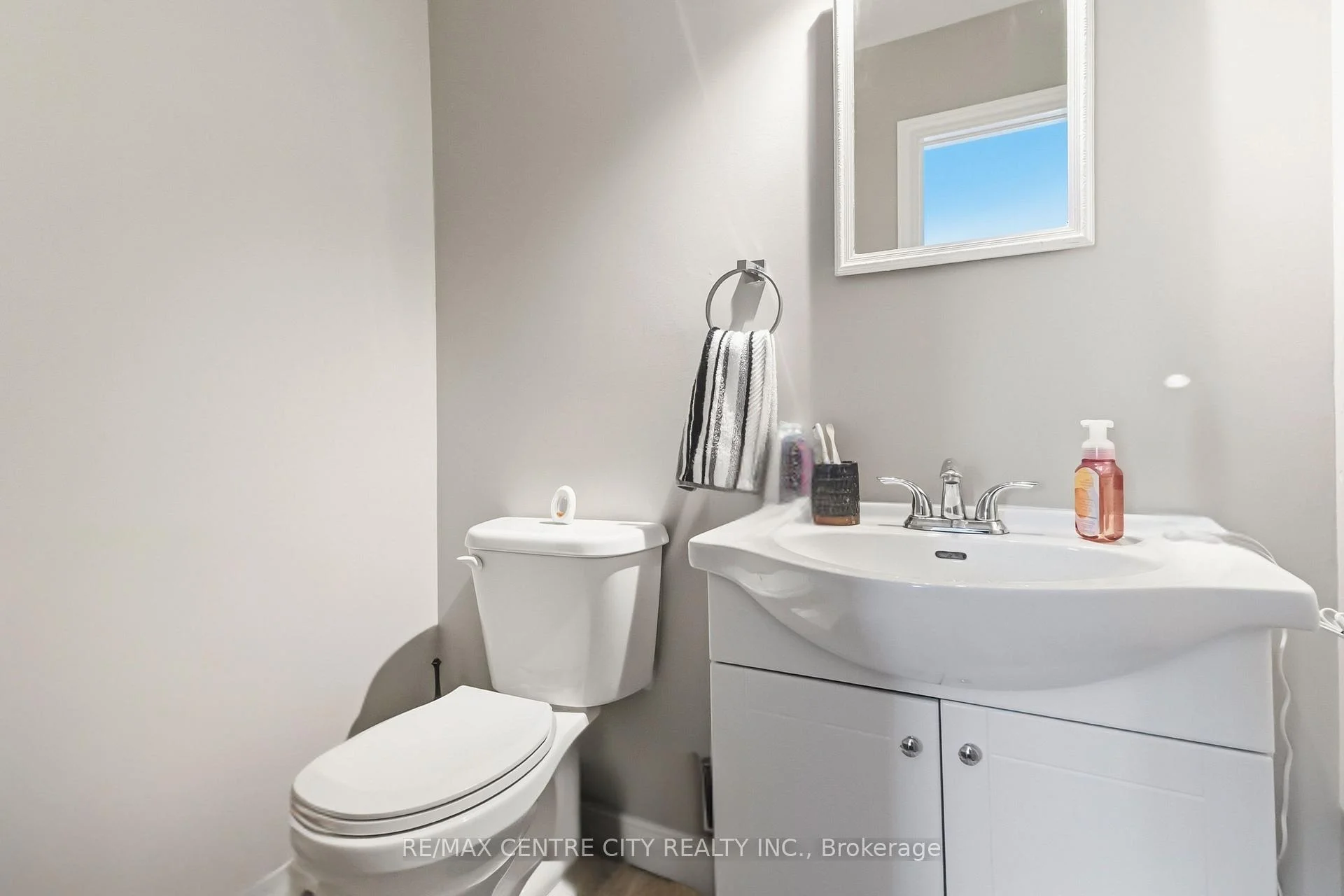 Photo 8 of 423 Everglade Crescent, London, North P — HOMEH