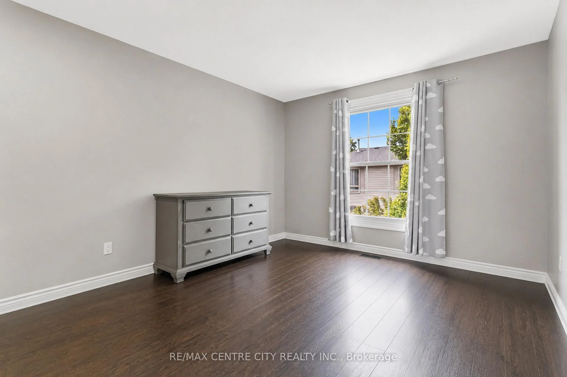 Photo 10 of 423 Everglade Crescent, London, North P — HOMEH