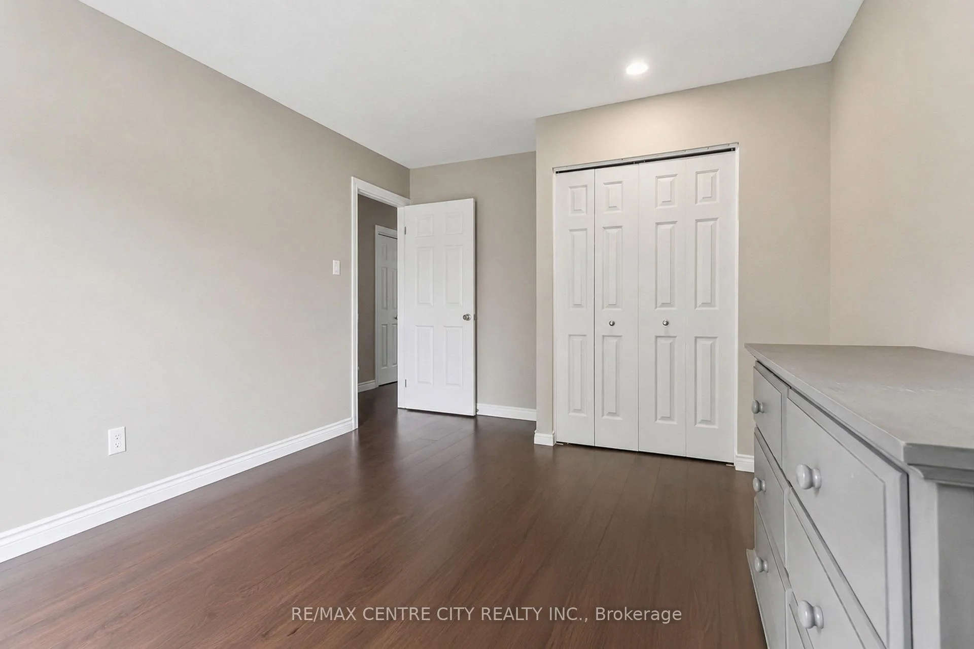 Photo 11 of 423 Everglade Crescent, London, North P — HOMEH
