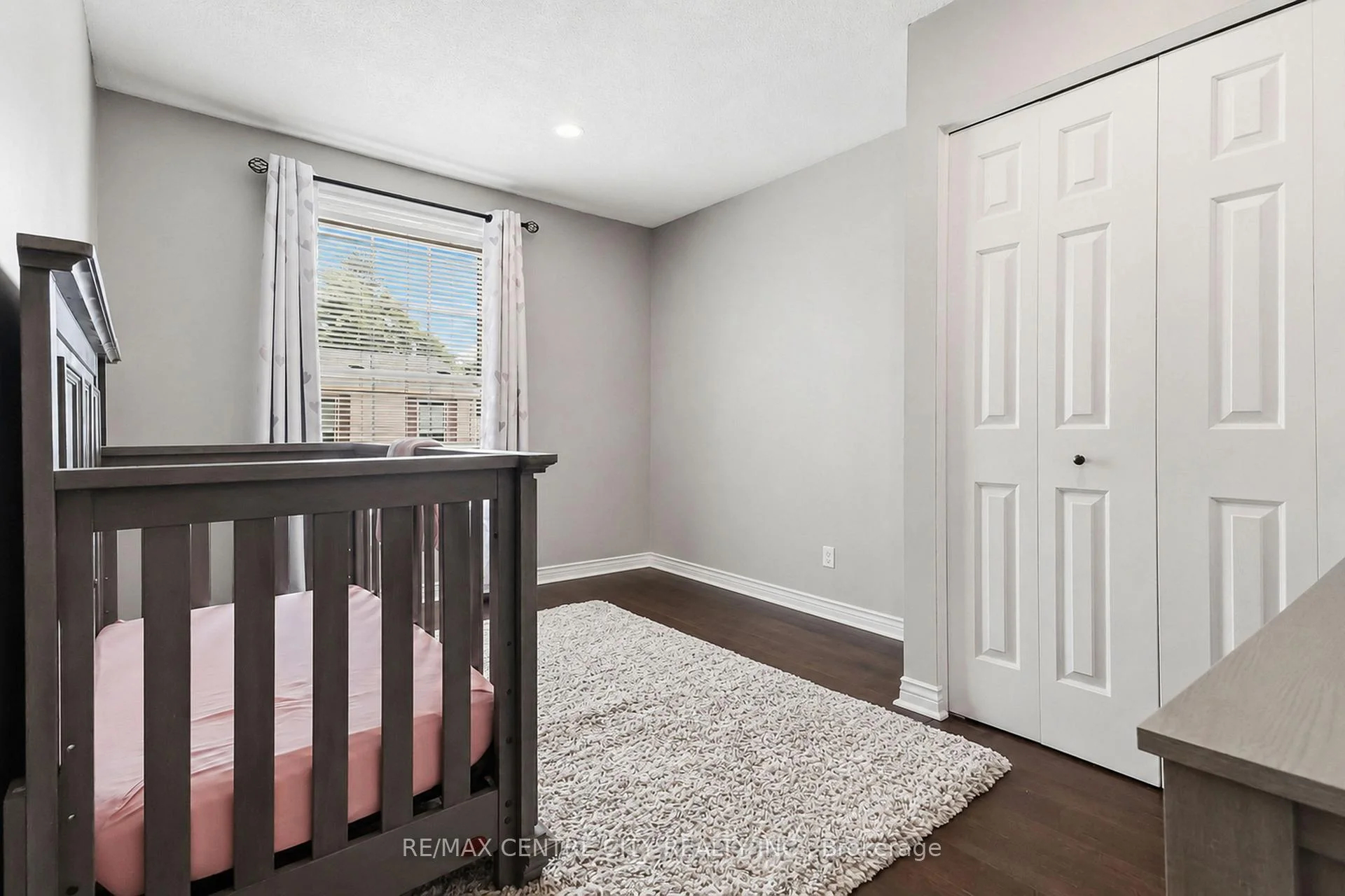 Photo 12 of 423 Everglade Crescent, London, North P — HOMEH