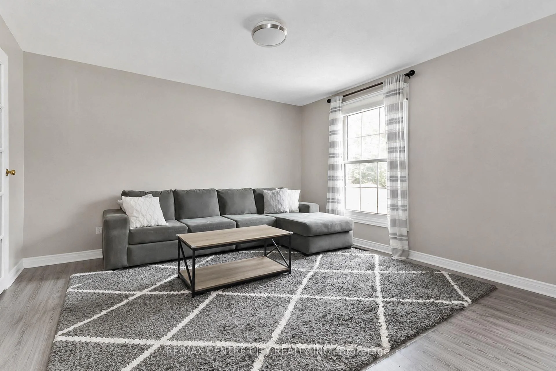 Photo 14 of 423 Everglade Crescent, London, North P — HOMEH