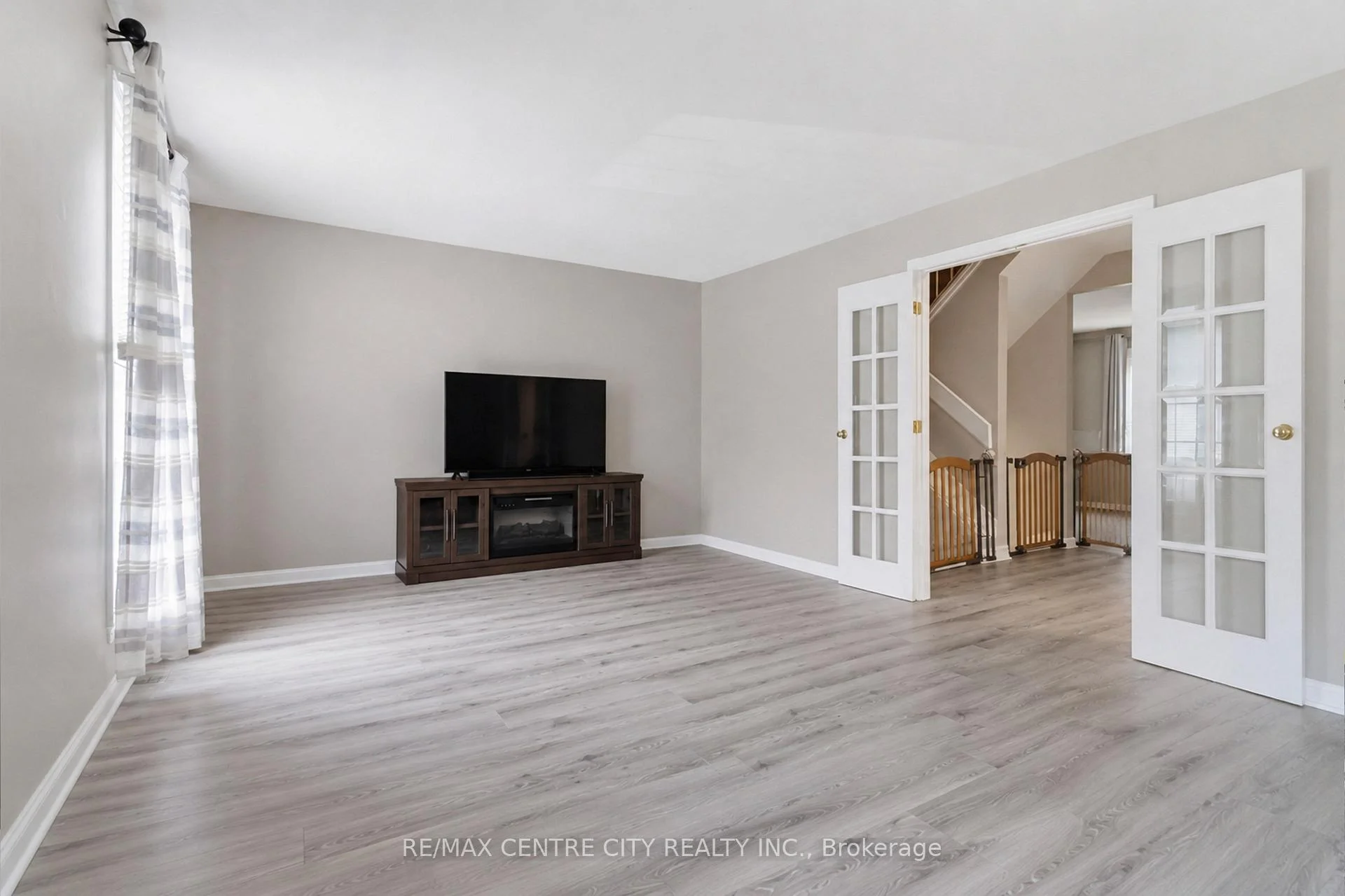 Photo 16 of 423 Everglade Crescent, London, North P — HOMEH