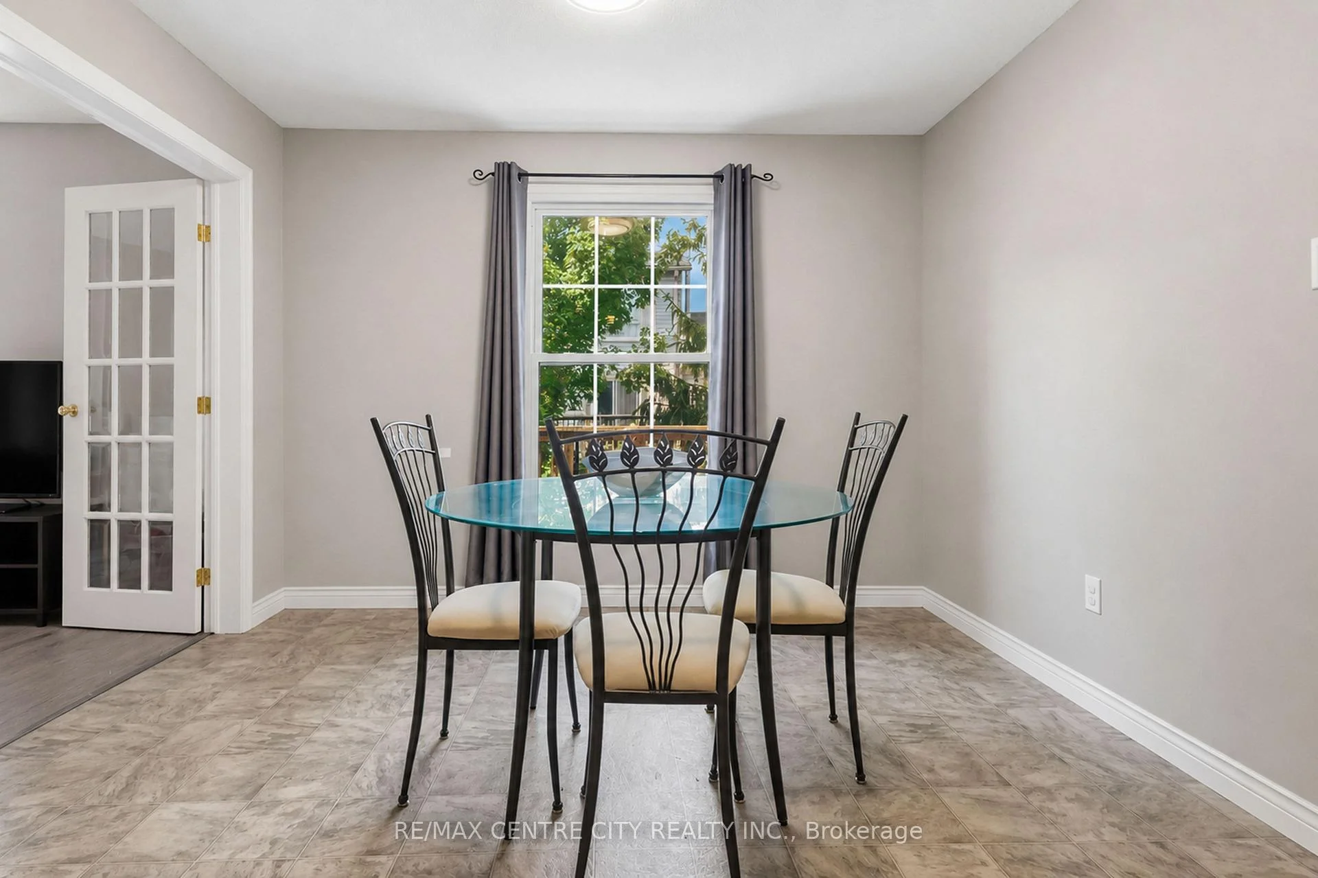 Photo 17 of 423 Everglade Crescent, London, North P — HOMEH