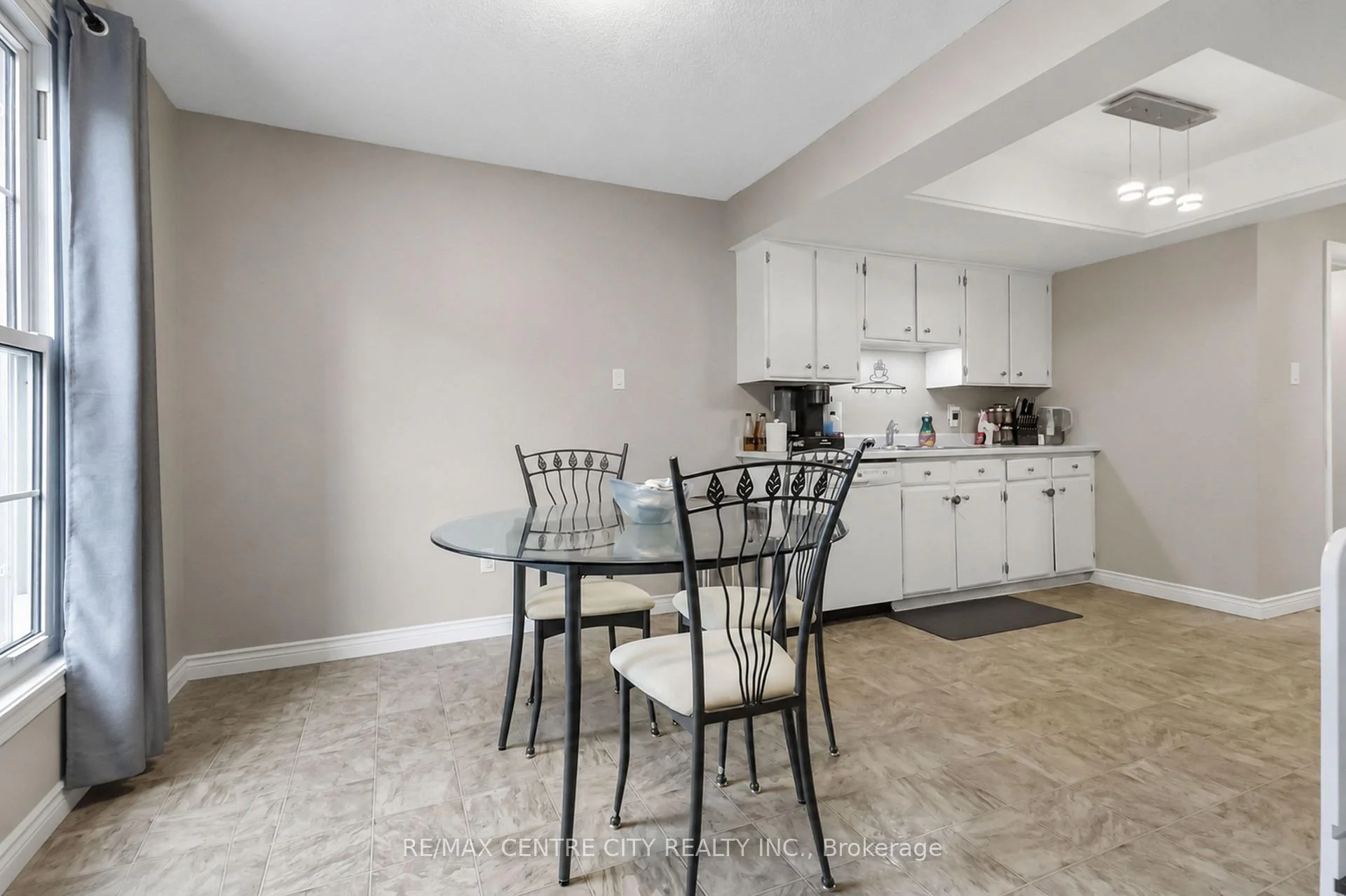 Photo 18 of 423 Everglade Crescent, London, North P — HOMEH