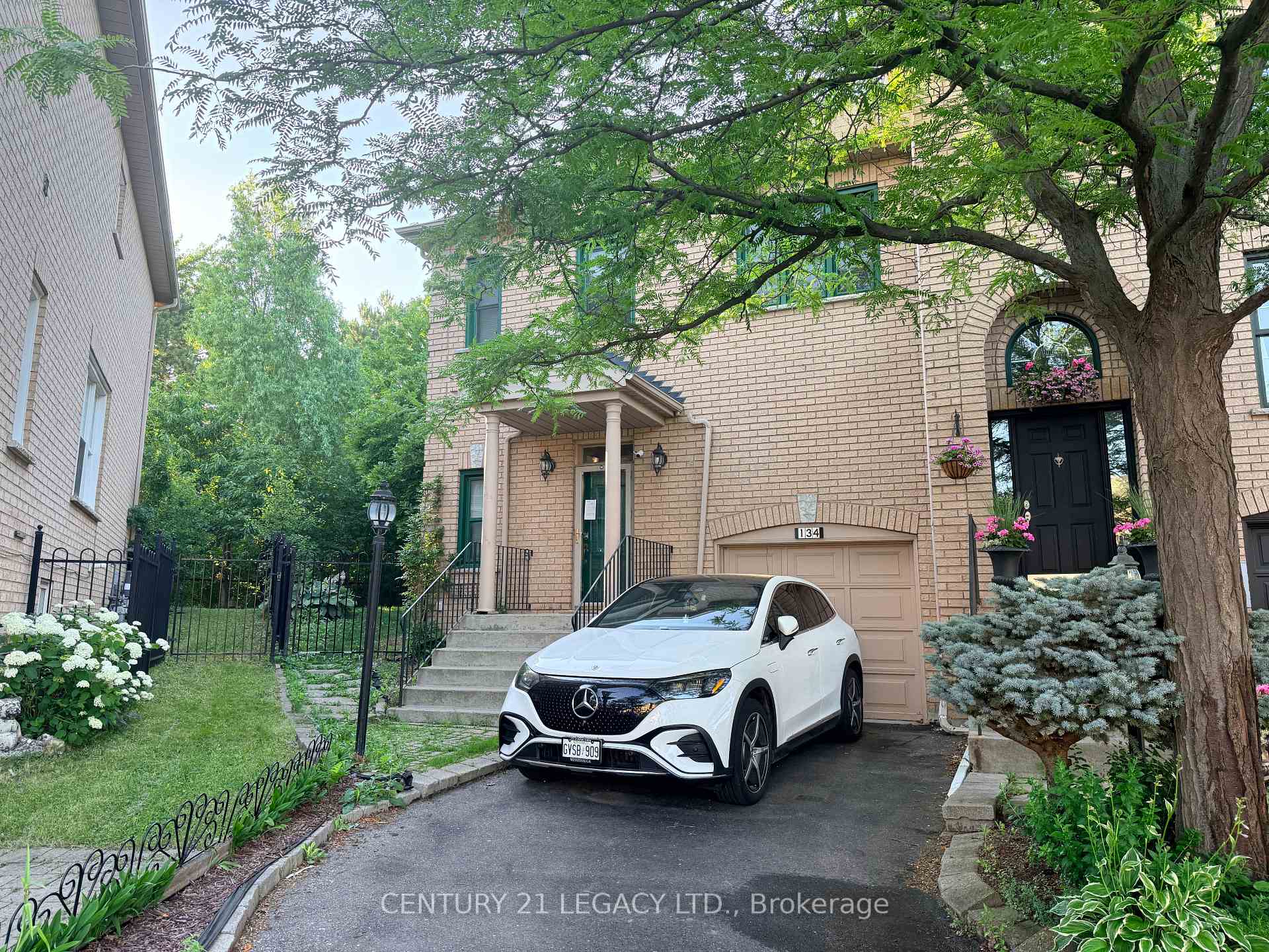 Photo 2 of 134 Provincial Place, Brampton, Northgate — HOMEH