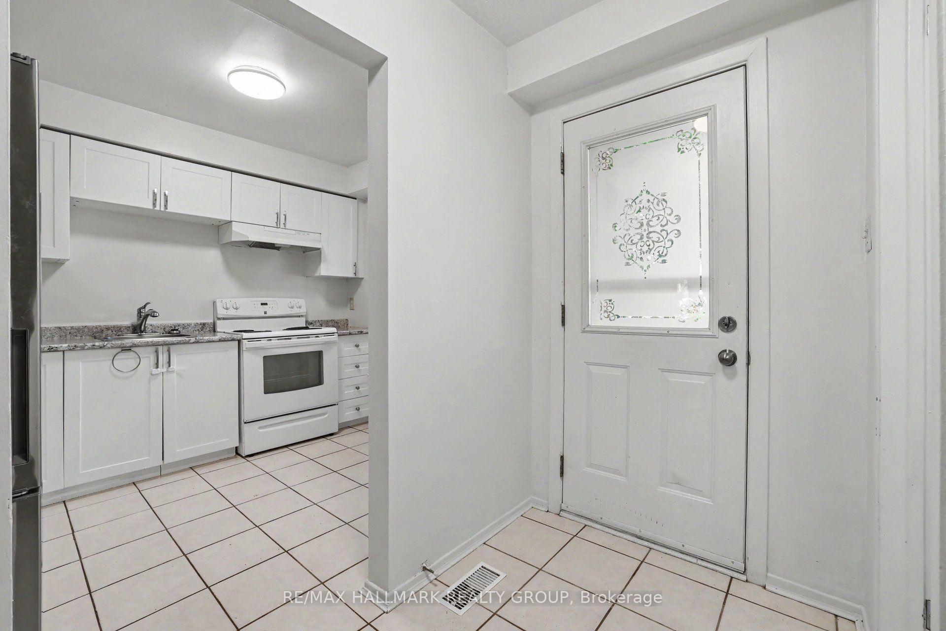Photo 2 of Unit 18, 32 Sonnet Crescent, Ottawa, Westcliffe Estates — HOMEH
